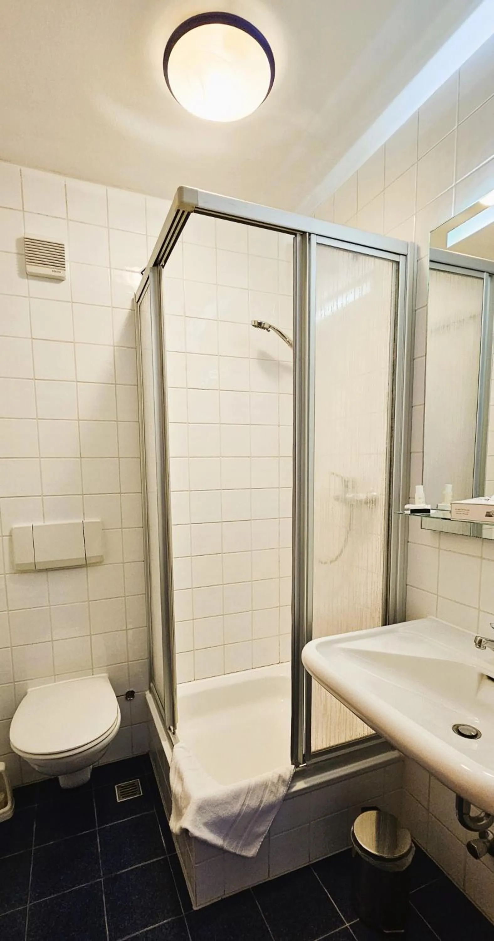 Bathroom in ARRIVEL Pension Pliening - bisher Novitel