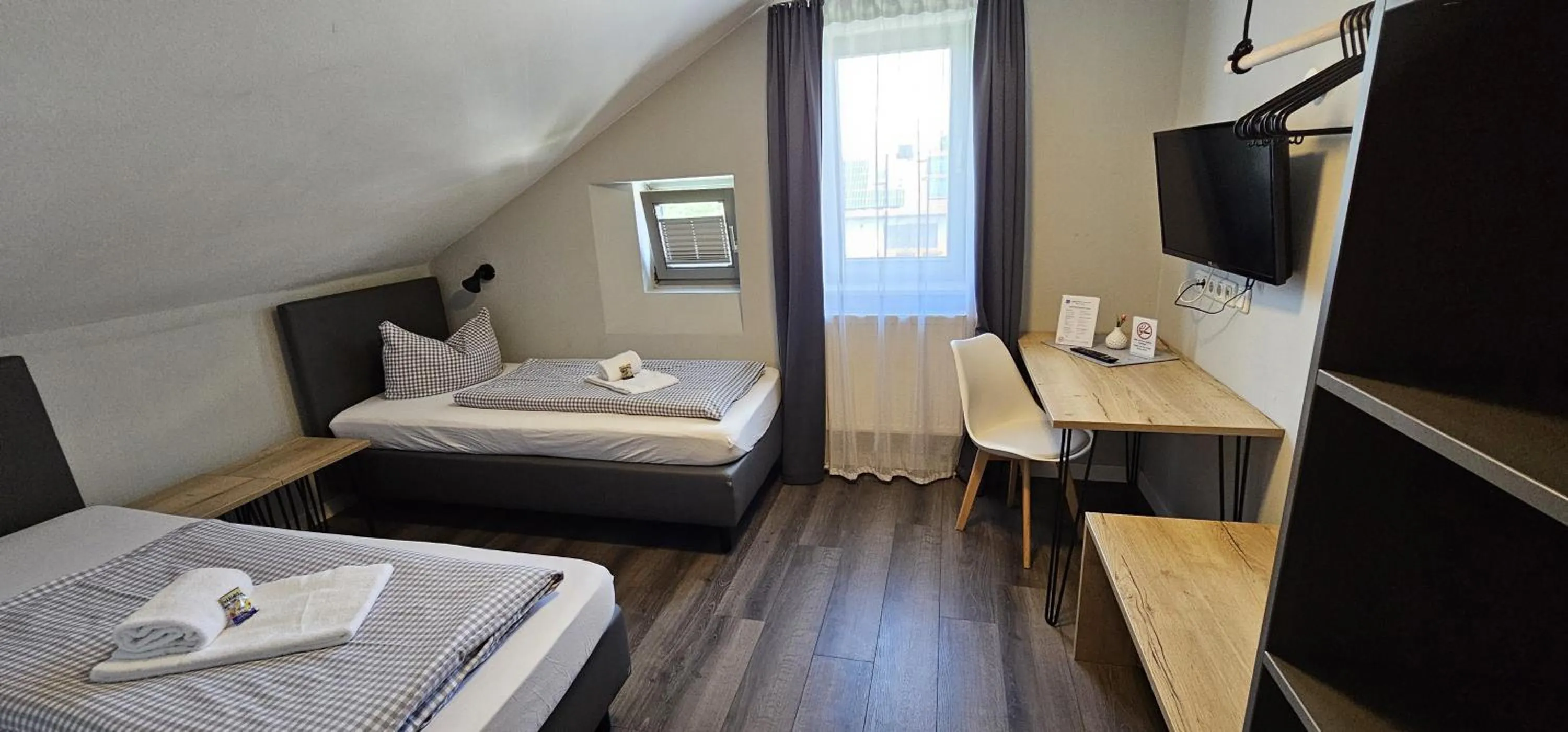 Photo of the whole room, Bed in ARRIVEL Pension Pliening - bisher Novitel