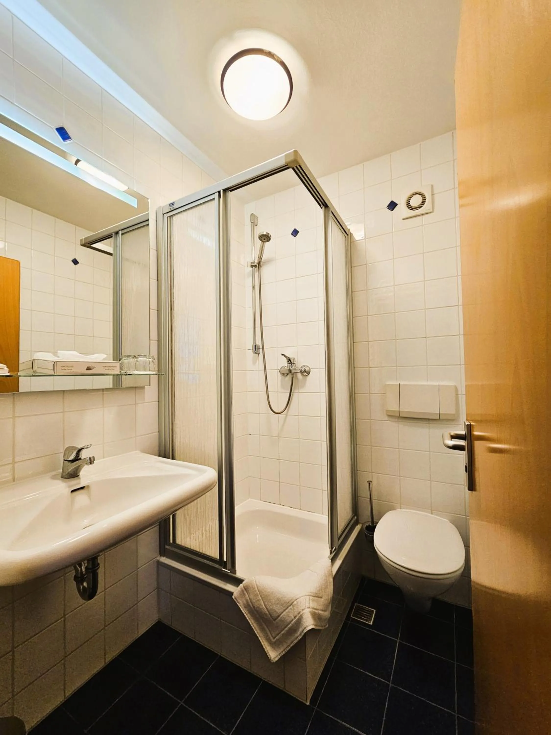 Bathroom in ARRIVEL Pension Pliening - bisher Novitel