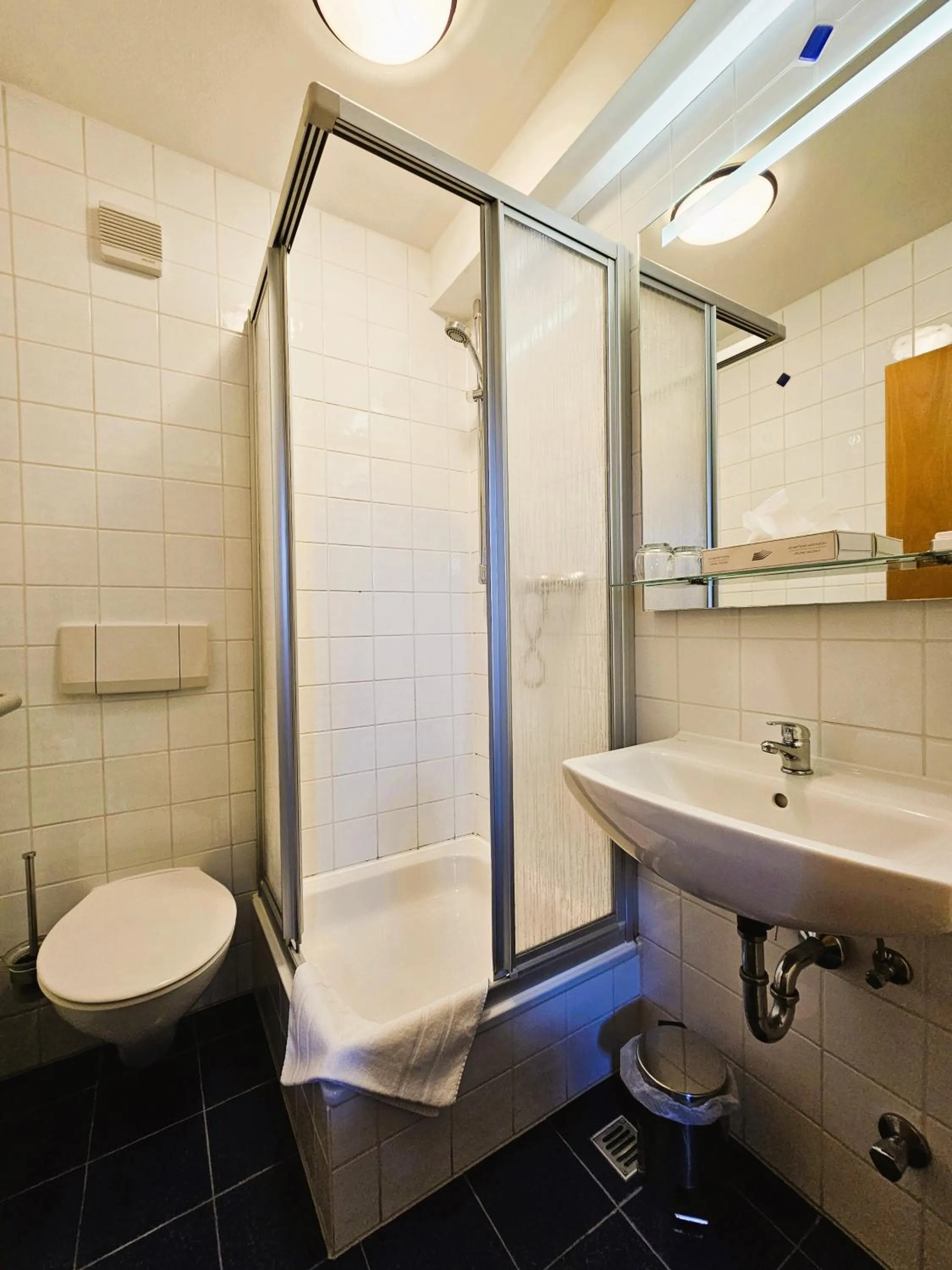 Bathroom in ARRIVEL Pension Pliening - bisher Novitel