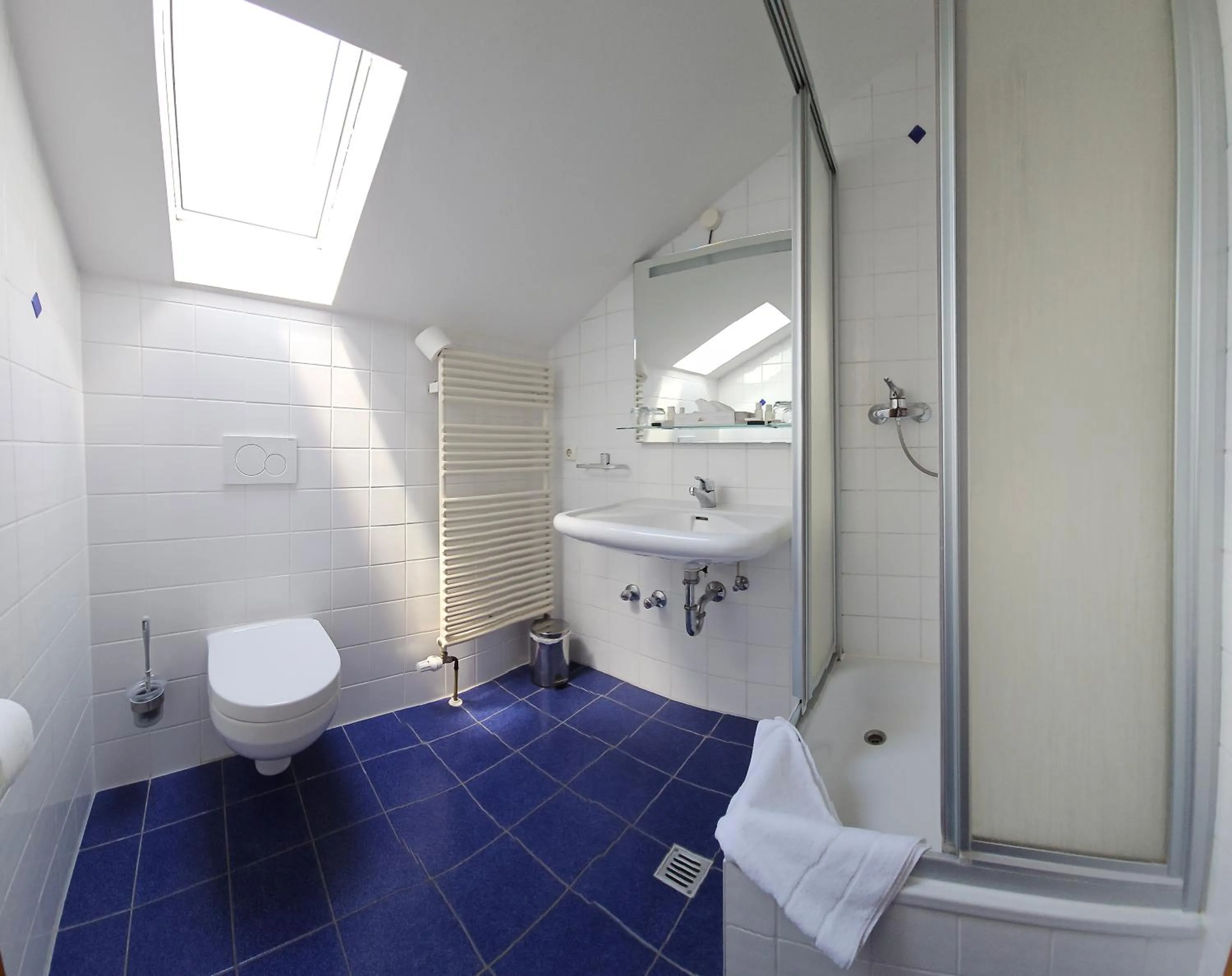 Bathroom in ARRIVEL Pension Pliening - bisher Novitel