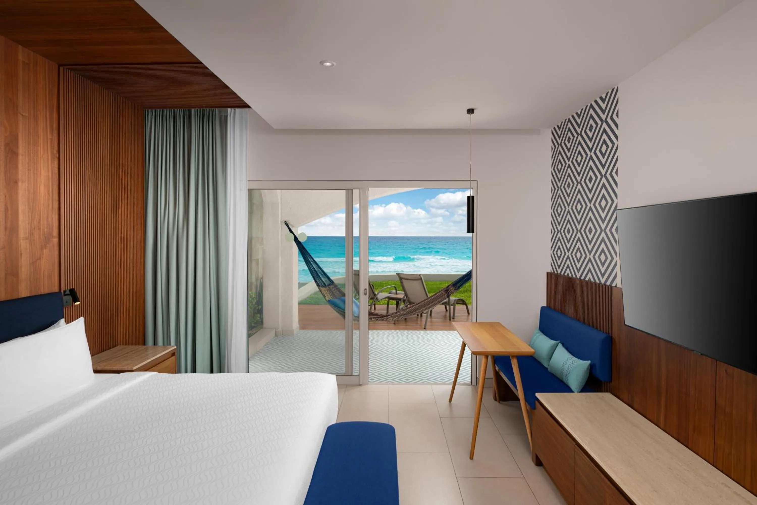 Bed in Hilton Cancun Mar Caribe All-Inclusive Resort