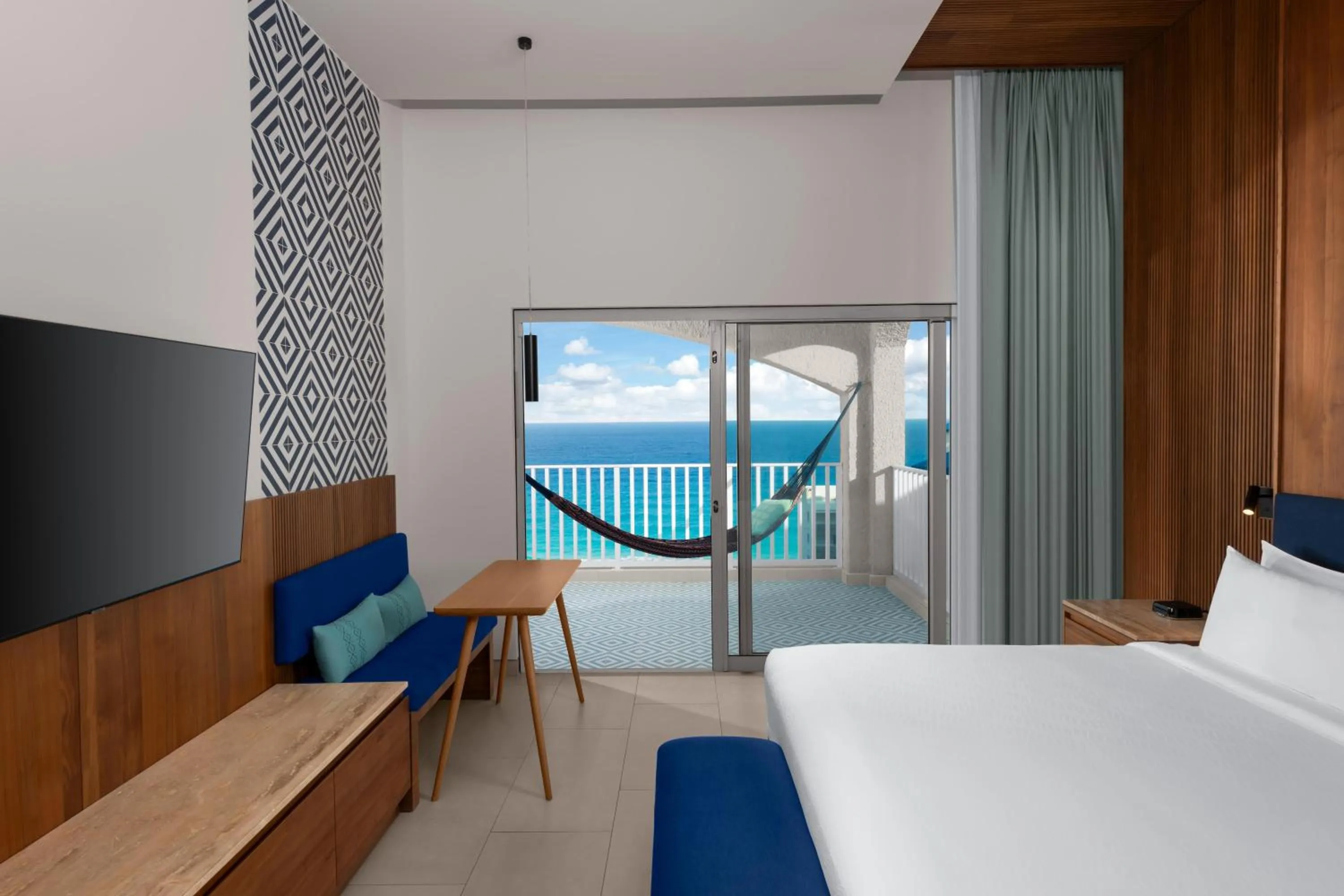 Bed in Hilton Cancun Mar Caribe All-Inclusive Resort