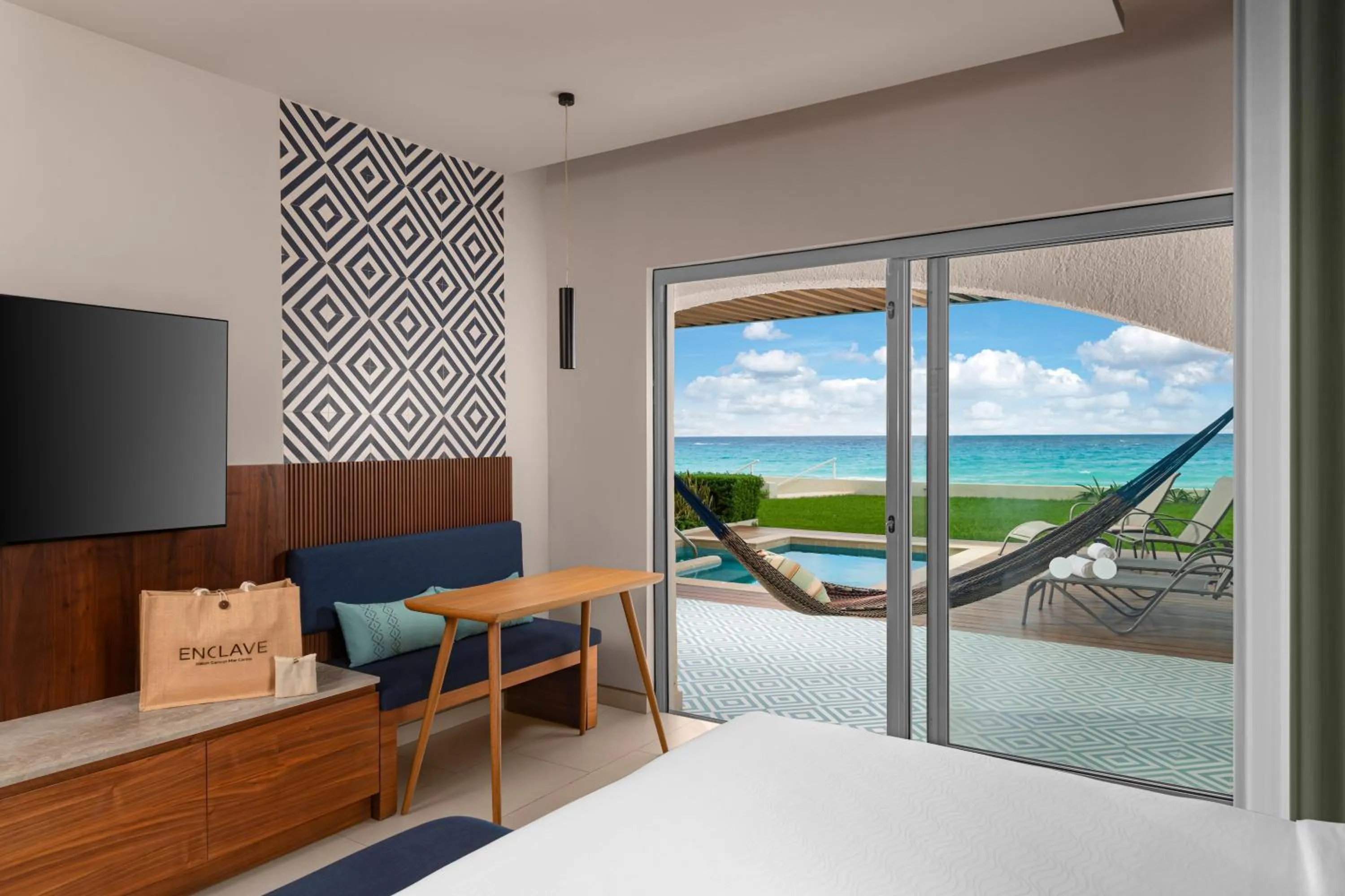 Bed in Hilton Cancun Mar Caribe All-Inclusive Resort