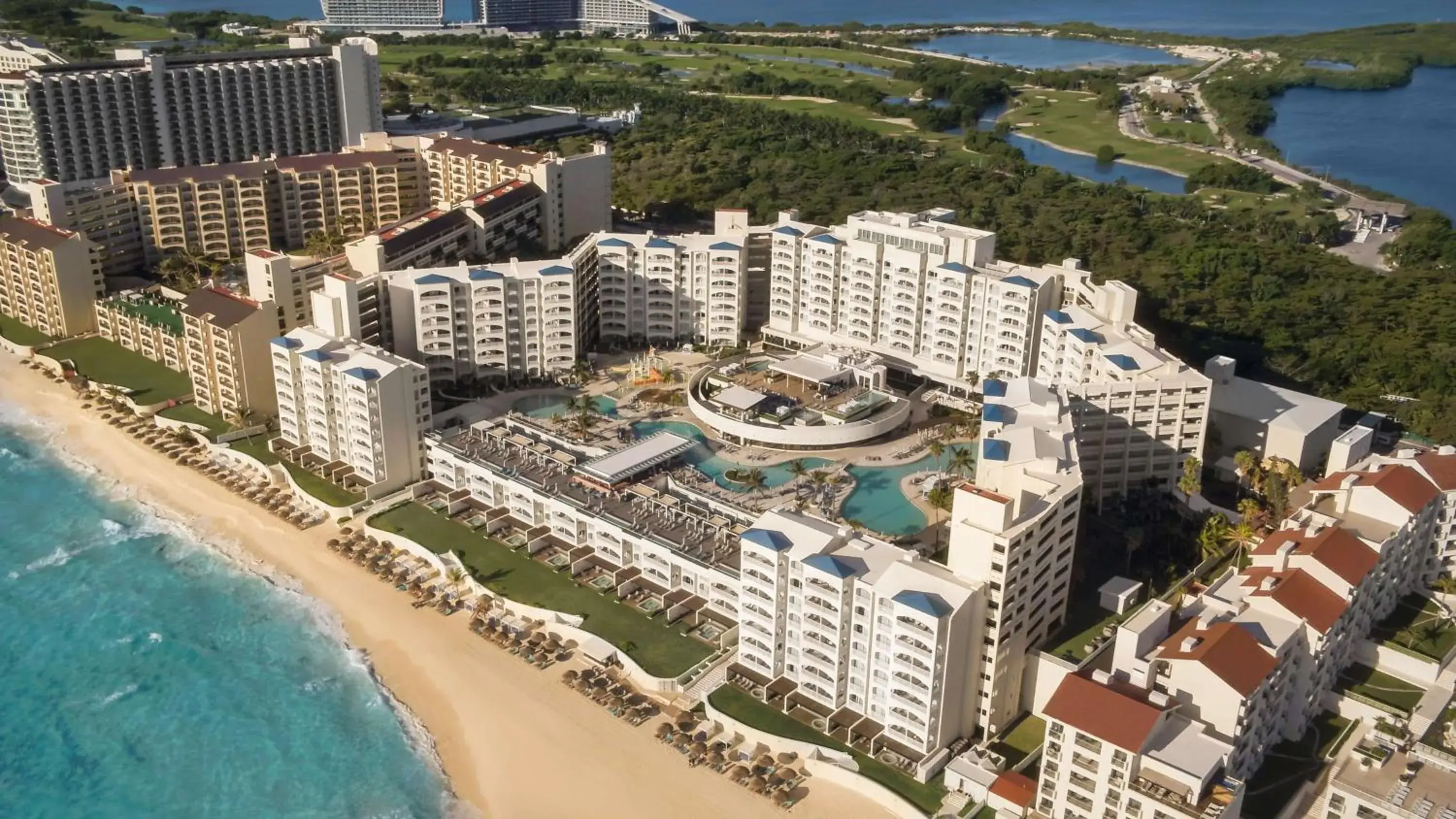 Property building in Hilton Cancun Mar Caribe All-Inclusive Resort Property building in Hilton Cancun Mar Caribe All-Inclusive Resort