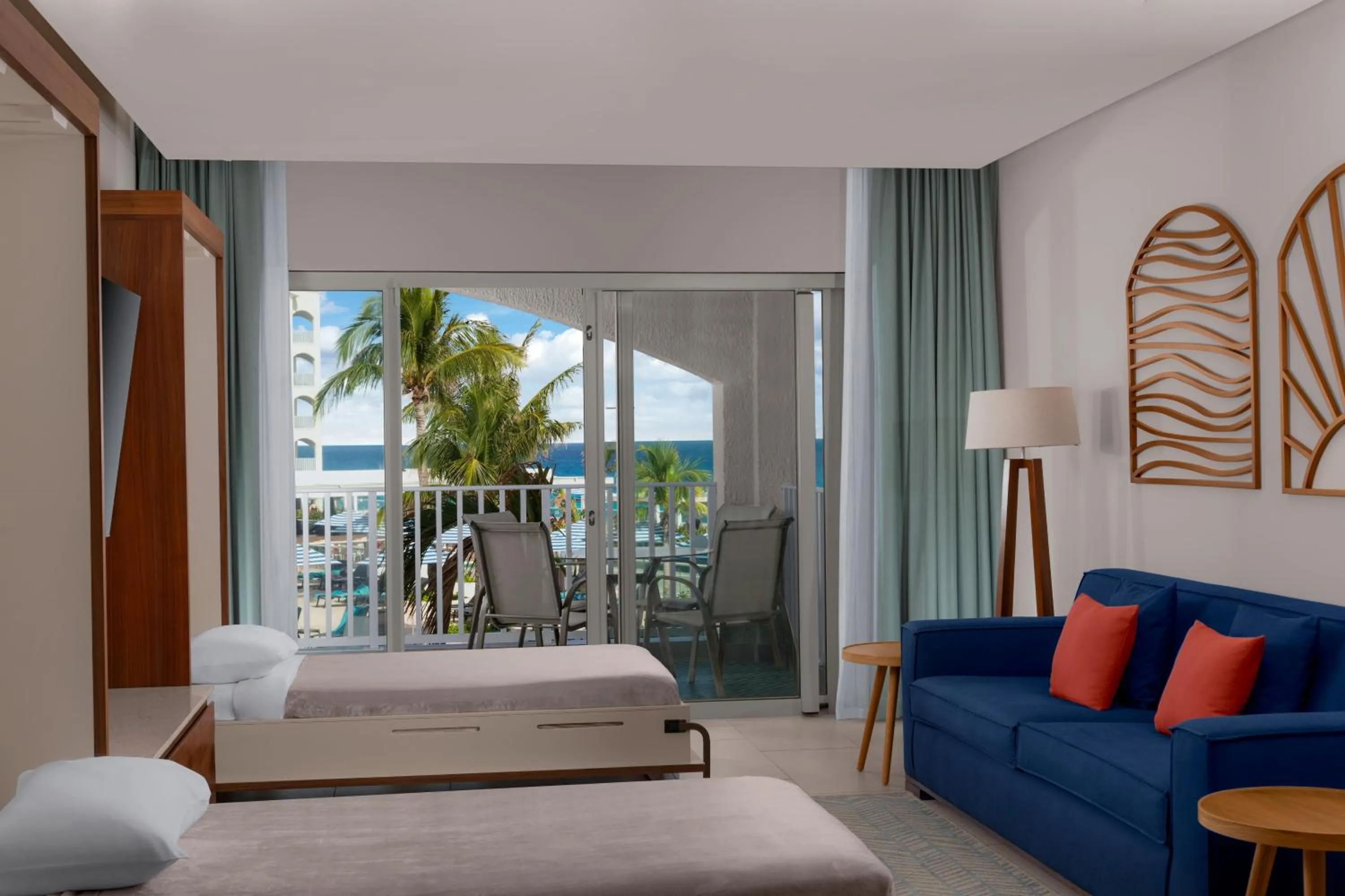 Living room, Bed in Hilton Cancun Mar Caribe All-Inclusive Resort