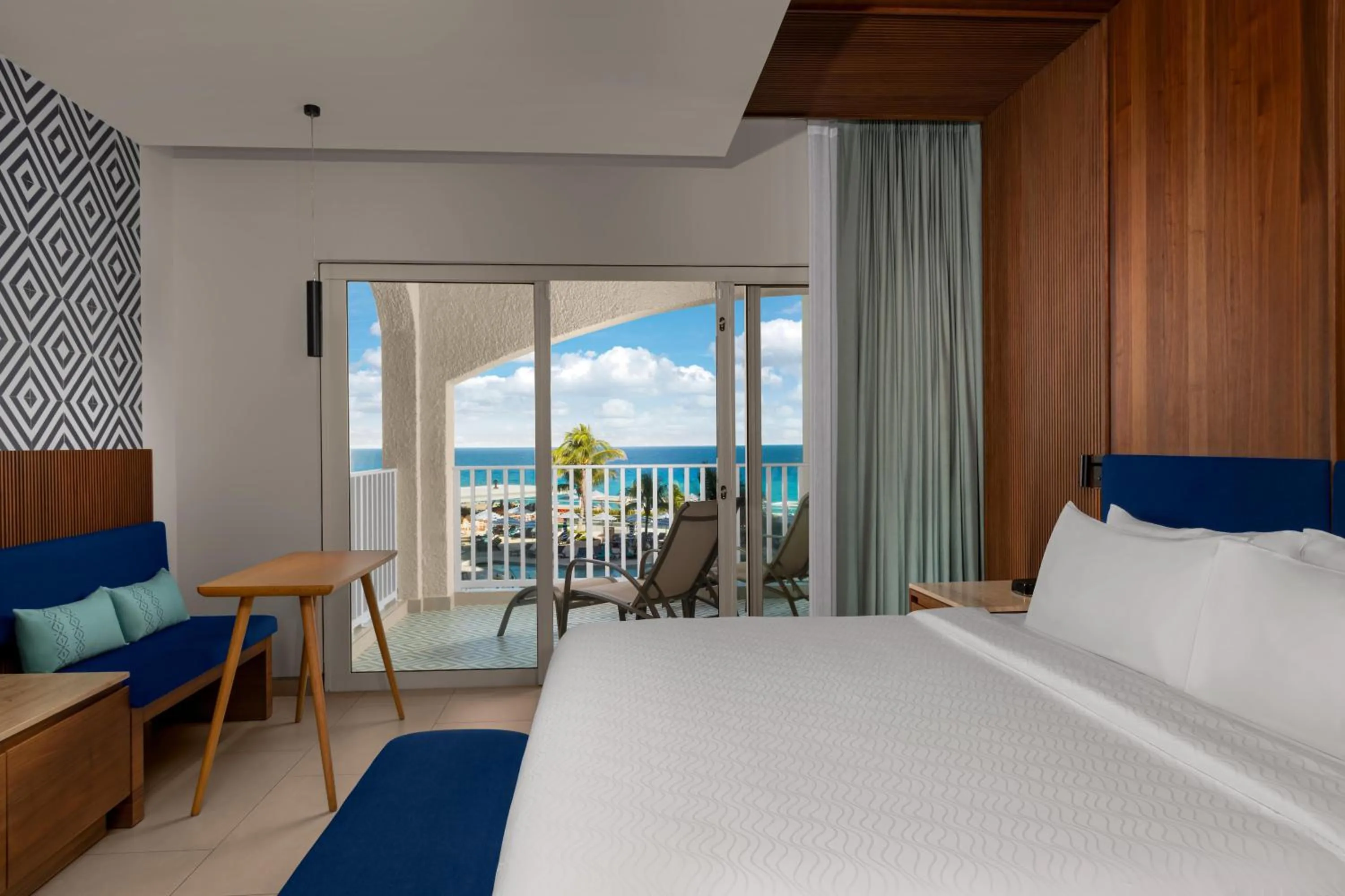 Bed in Hilton Cancun Mar Caribe All-Inclusive Resort