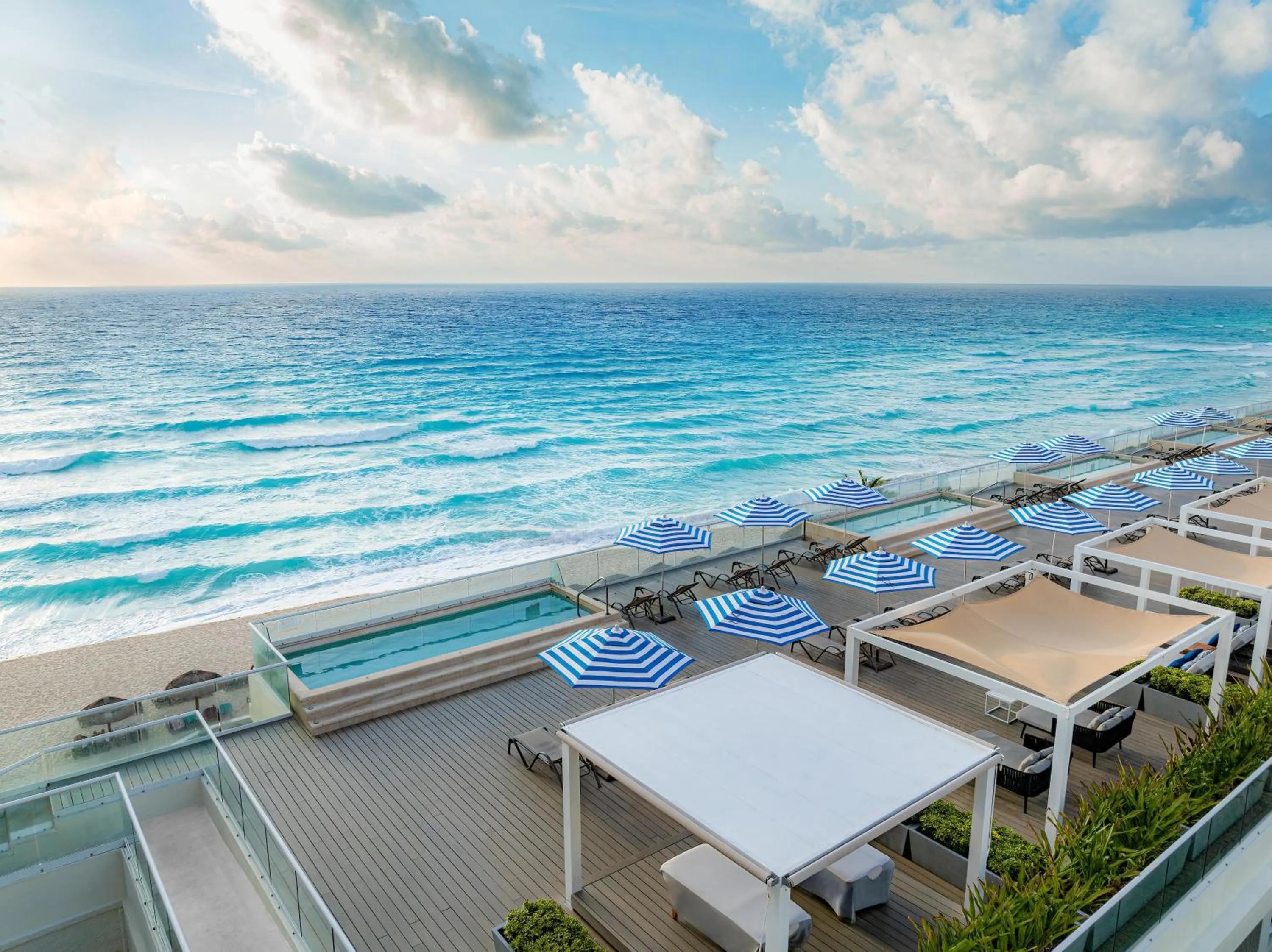 Pool view in Hilton Cancun Mar Caribe All-Inclusive Resort