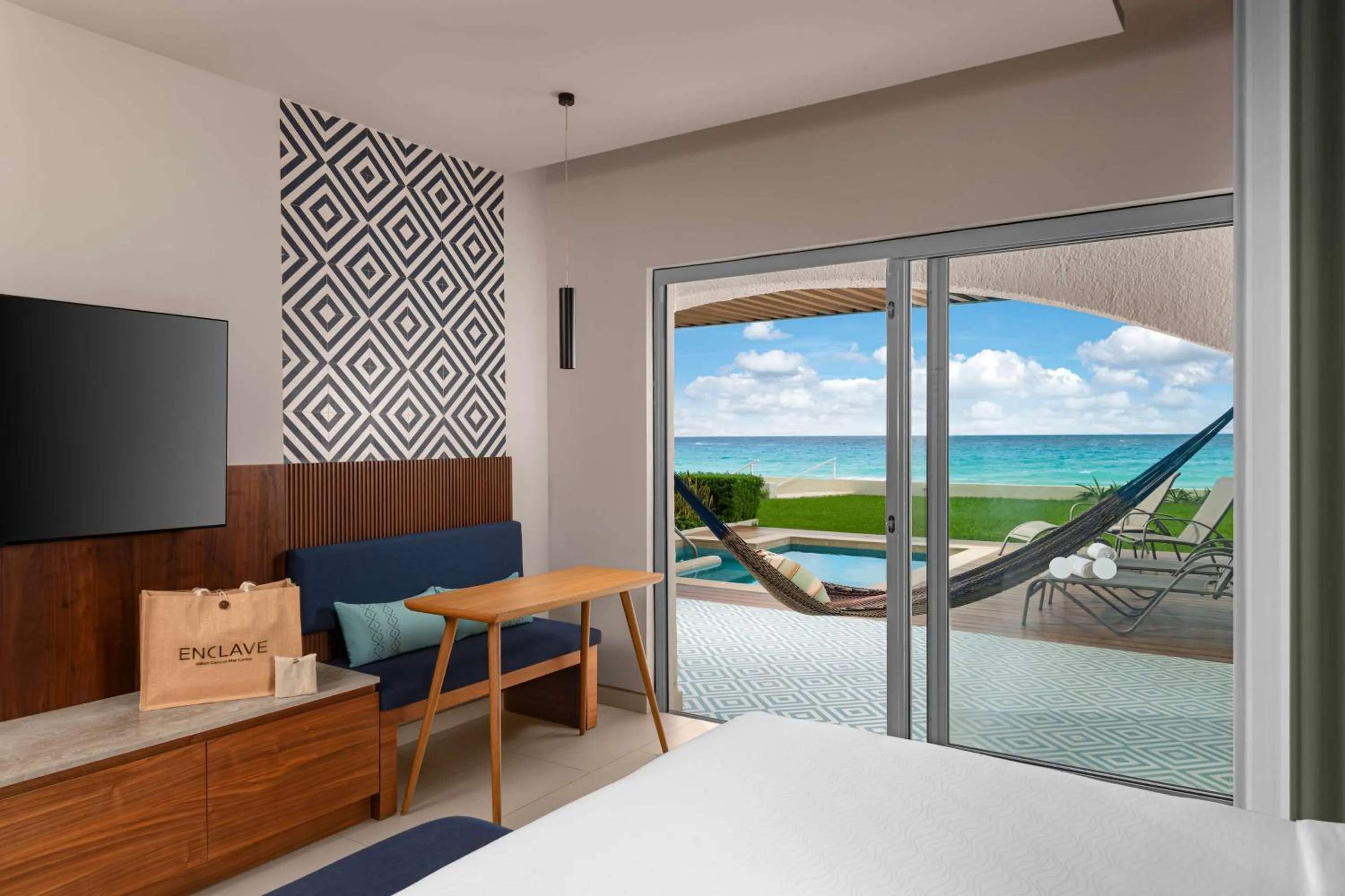 Bed in Hilton Cancun Mar Caribe All-Inclusive Resort