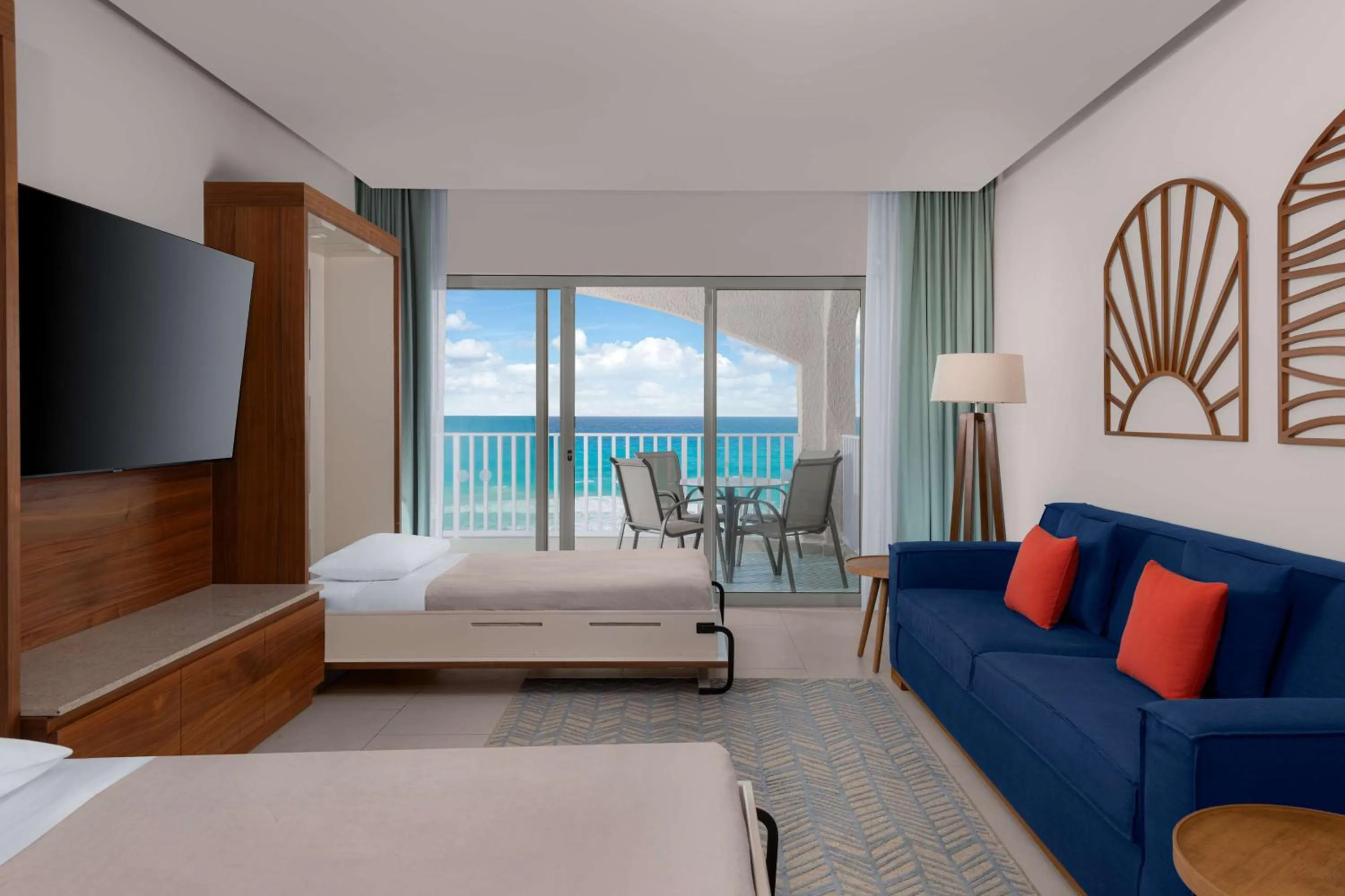 Living room, Bed in Hilton Cancun Mar Caribe All-Inclusive Resort