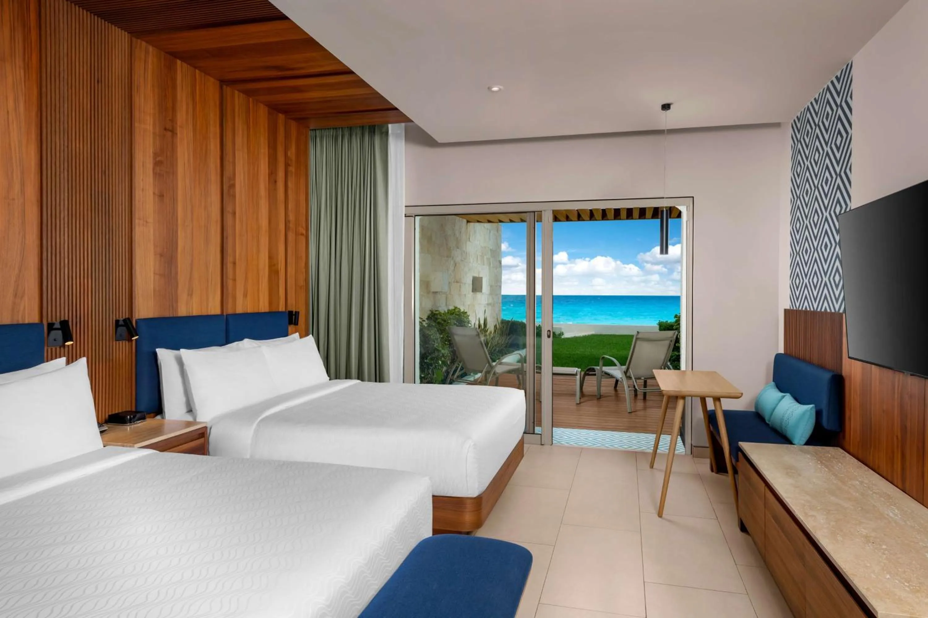 Bed in Hilton Cancun Mar Caribe All-Inclusive Resort
