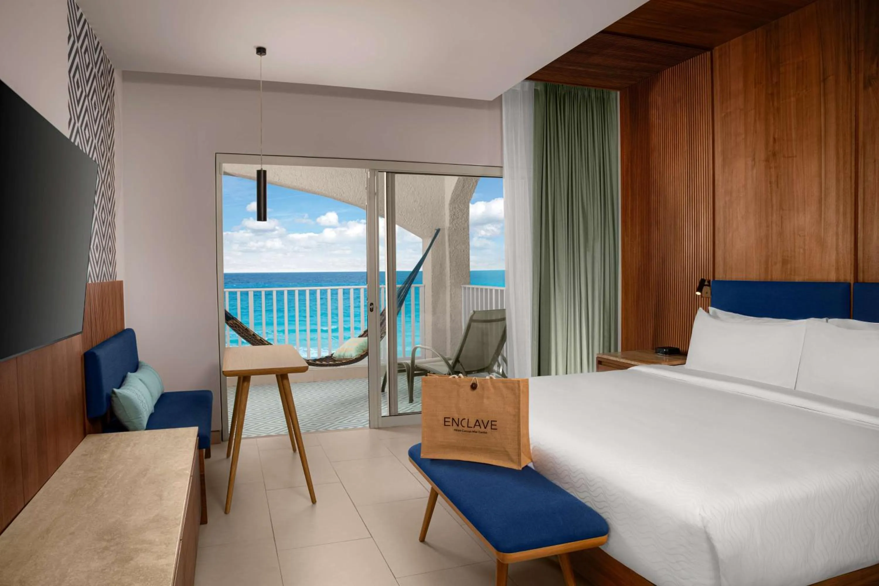 Bed in Hilton Cancun Mar Caribe All-Inclusive Resort