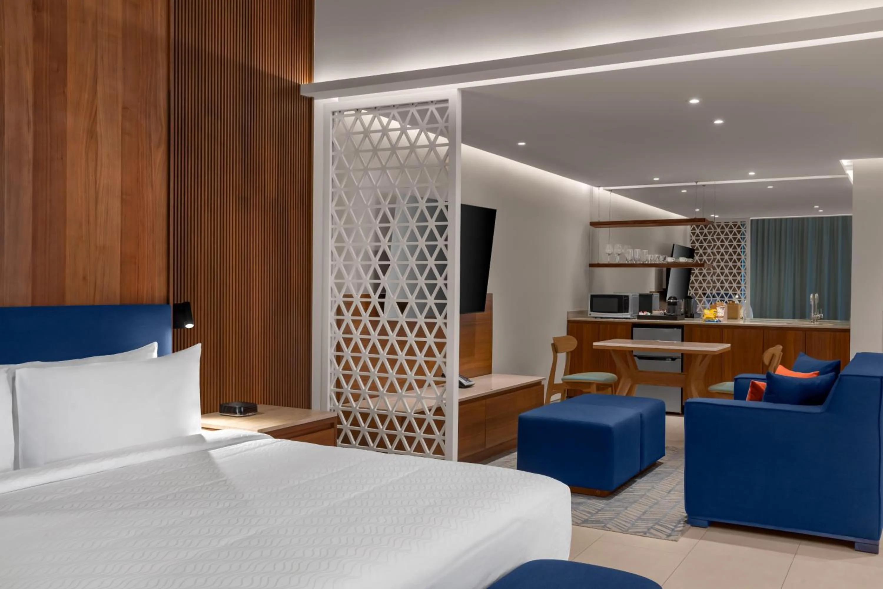 Living room, Bed in Hilton Cancun Mar Caribe All-Inclusive Resort