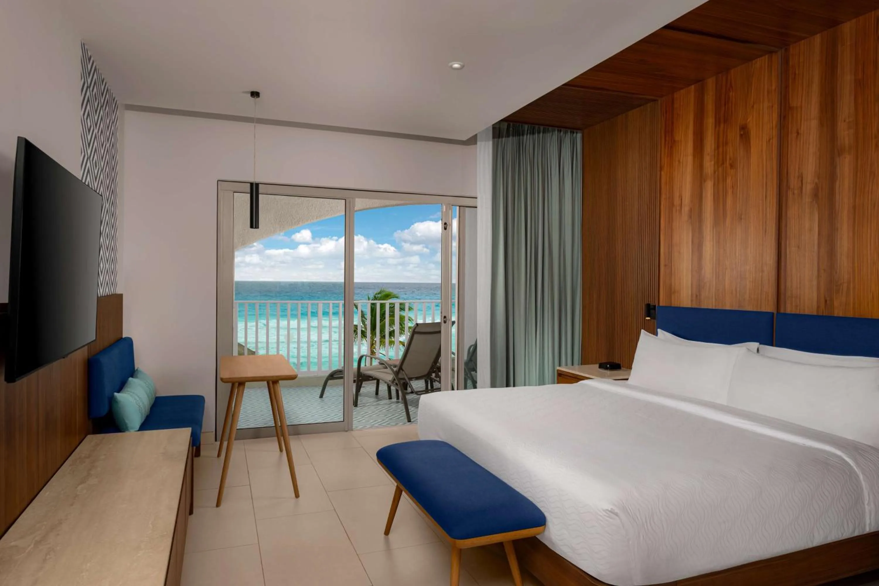 Bed in Hilton Cancun Mar Caribe All-Inclusive Resort