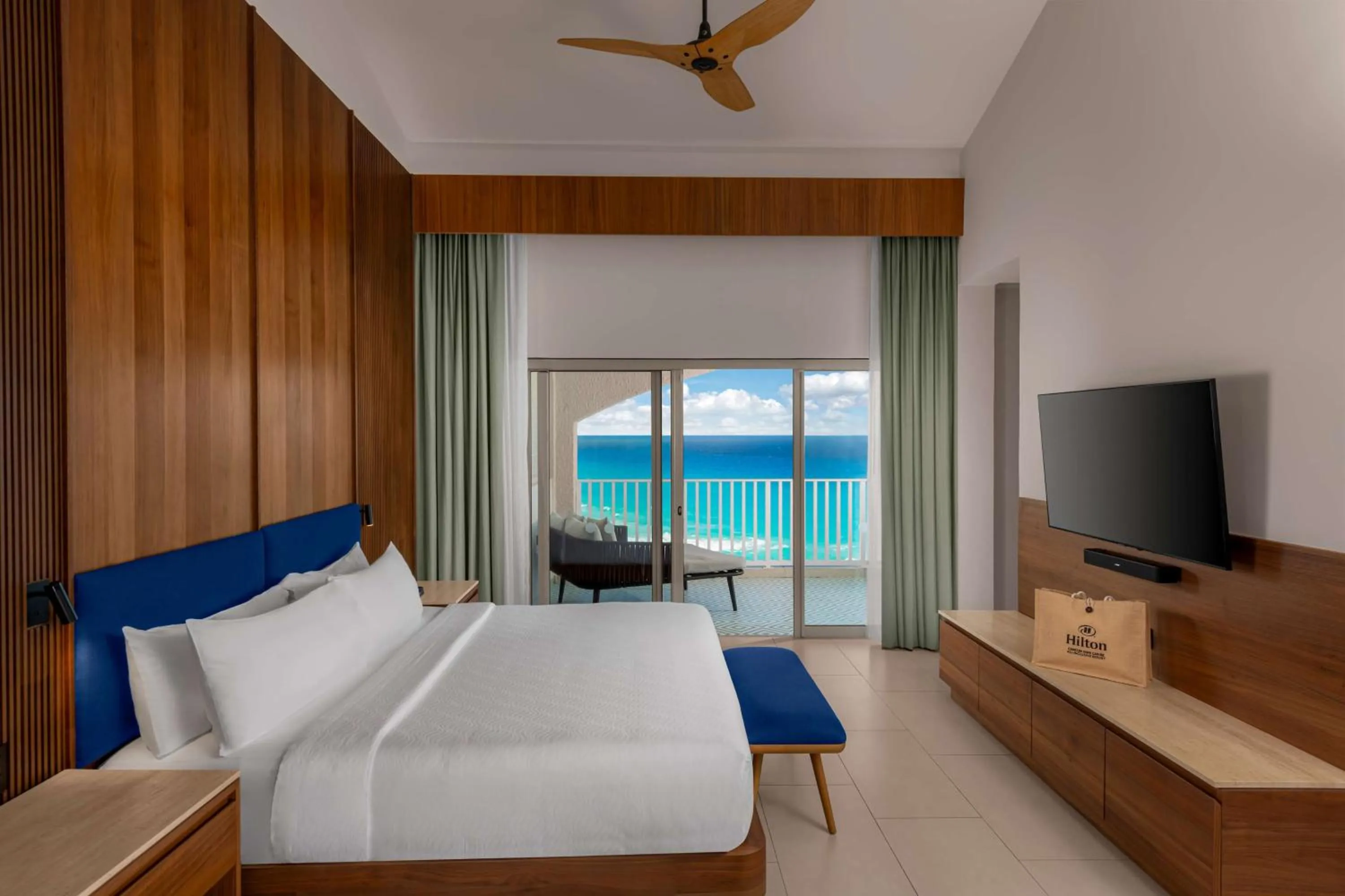 Bed in Hilton Cancun Mar Caribe All-Inclusive Resort