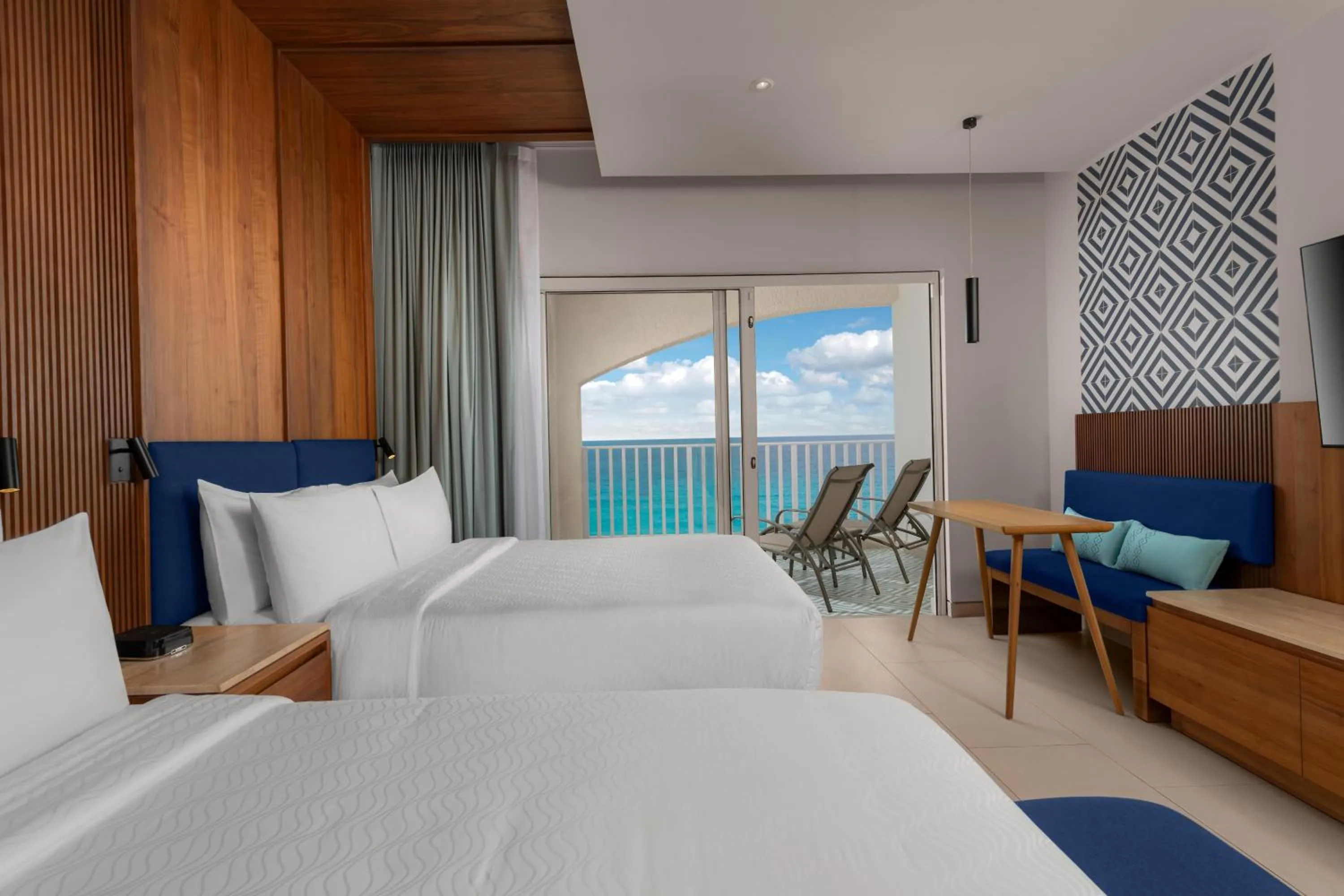 Bed in Hilton Cancun Mar Caribe All-Inclusive Resort