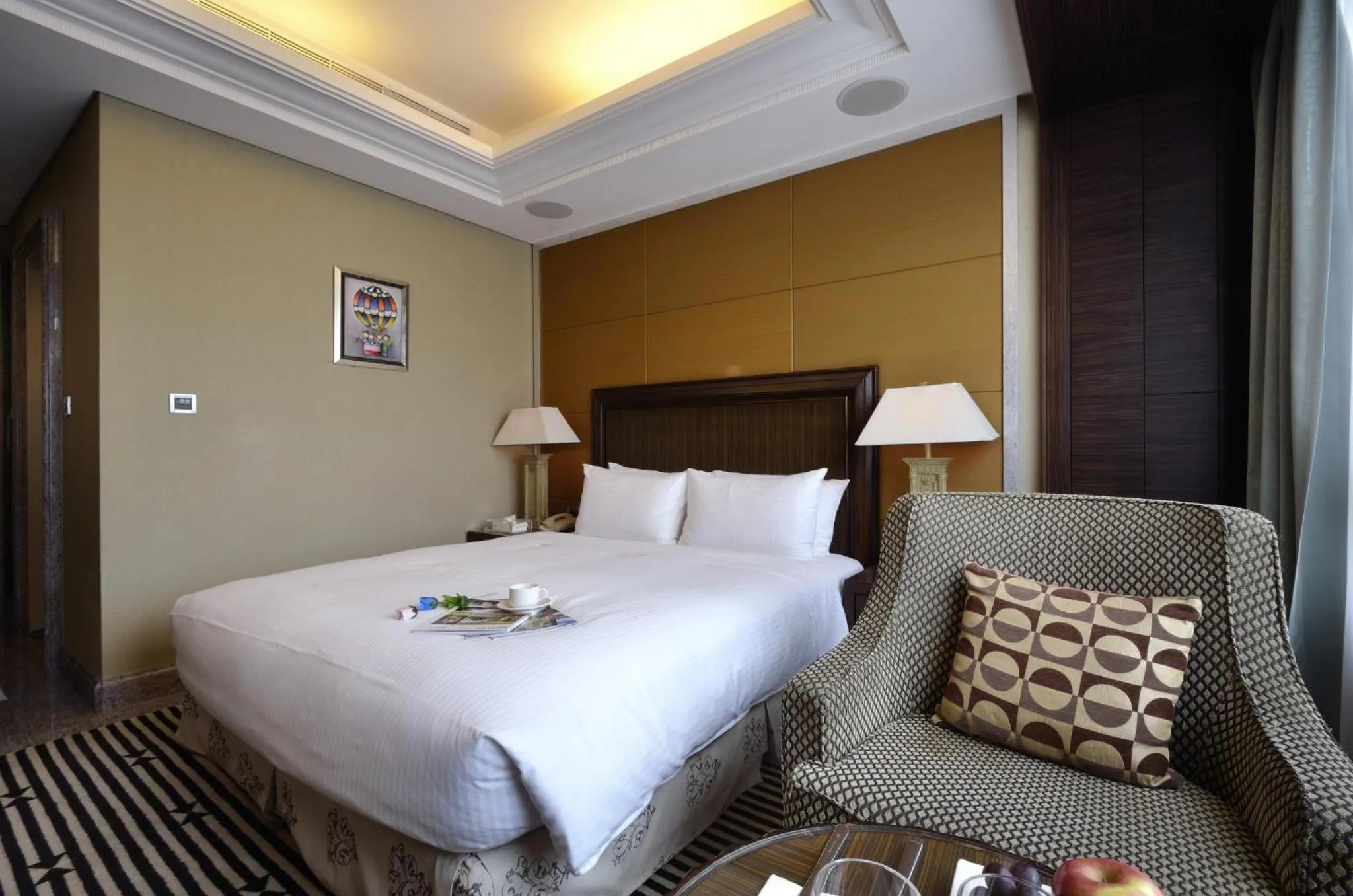 Bedroom, Bed in Lake Hotel