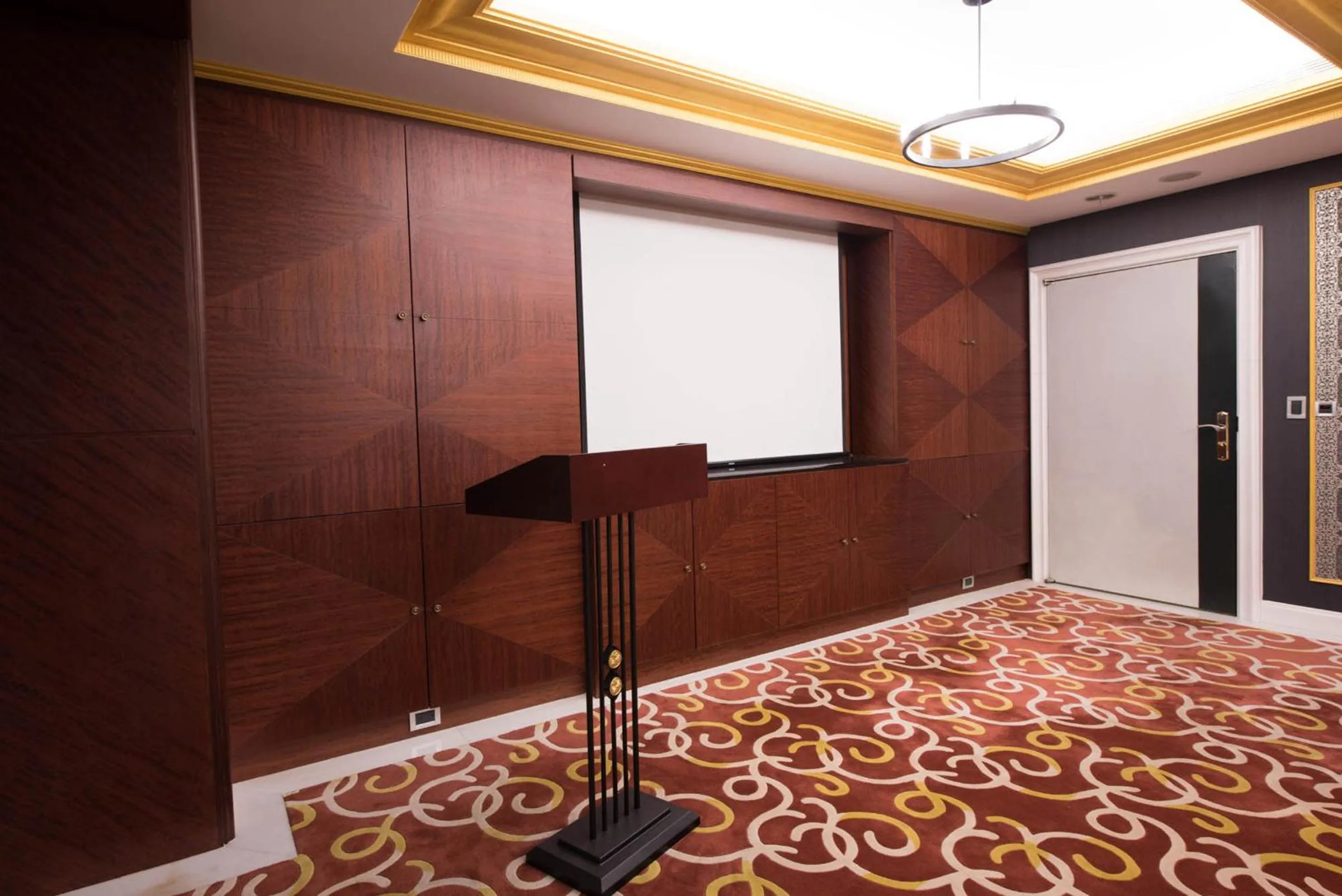 Business facilities in Lake Hotel