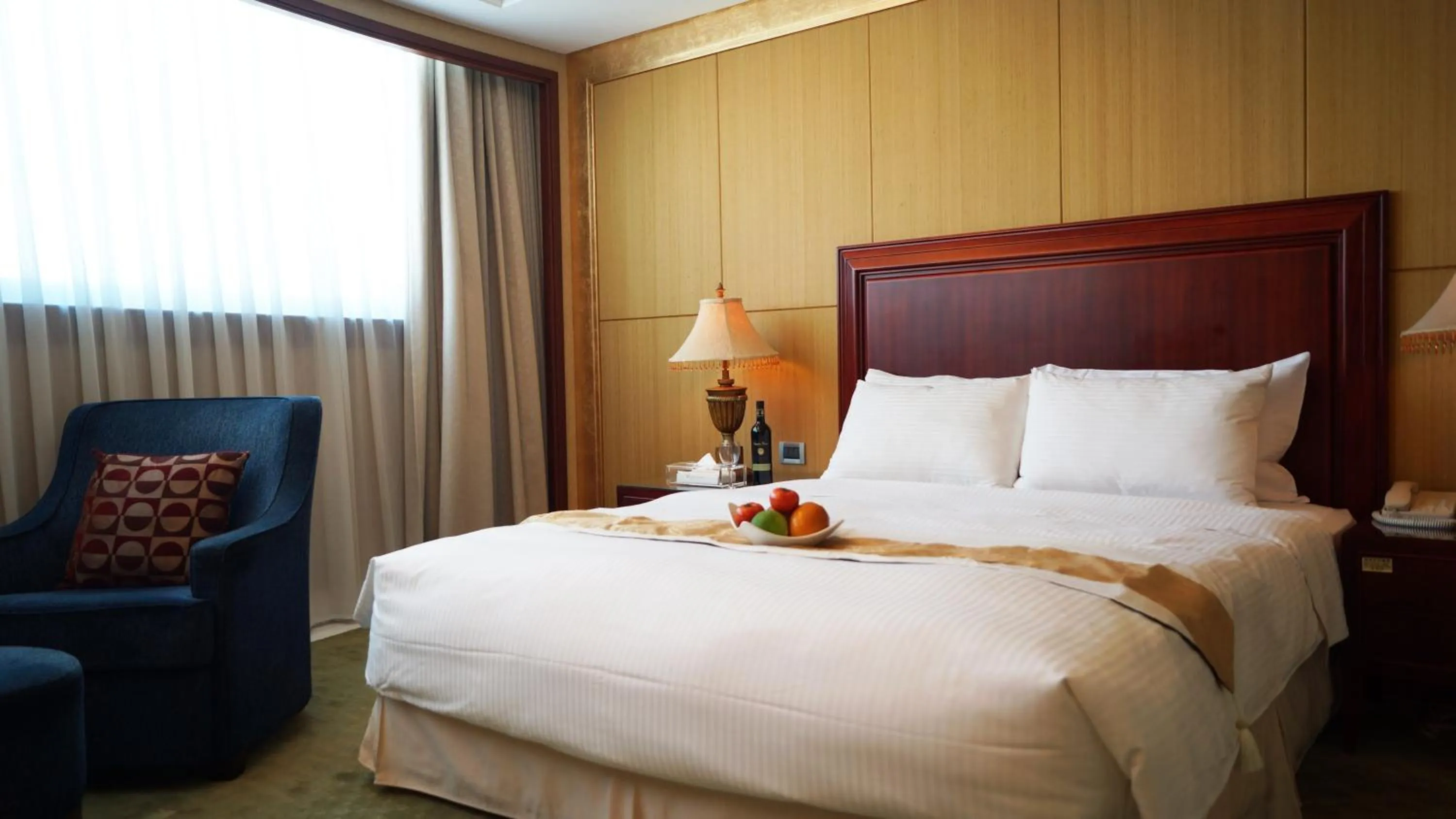 Photo of the whole room, Bed in Lake Hotel