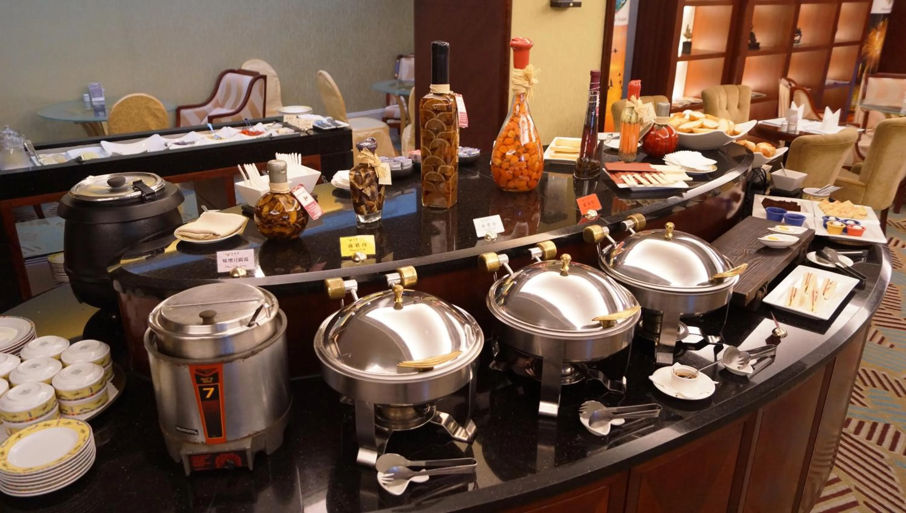 Restaurant/places to eat in Lake Hotel