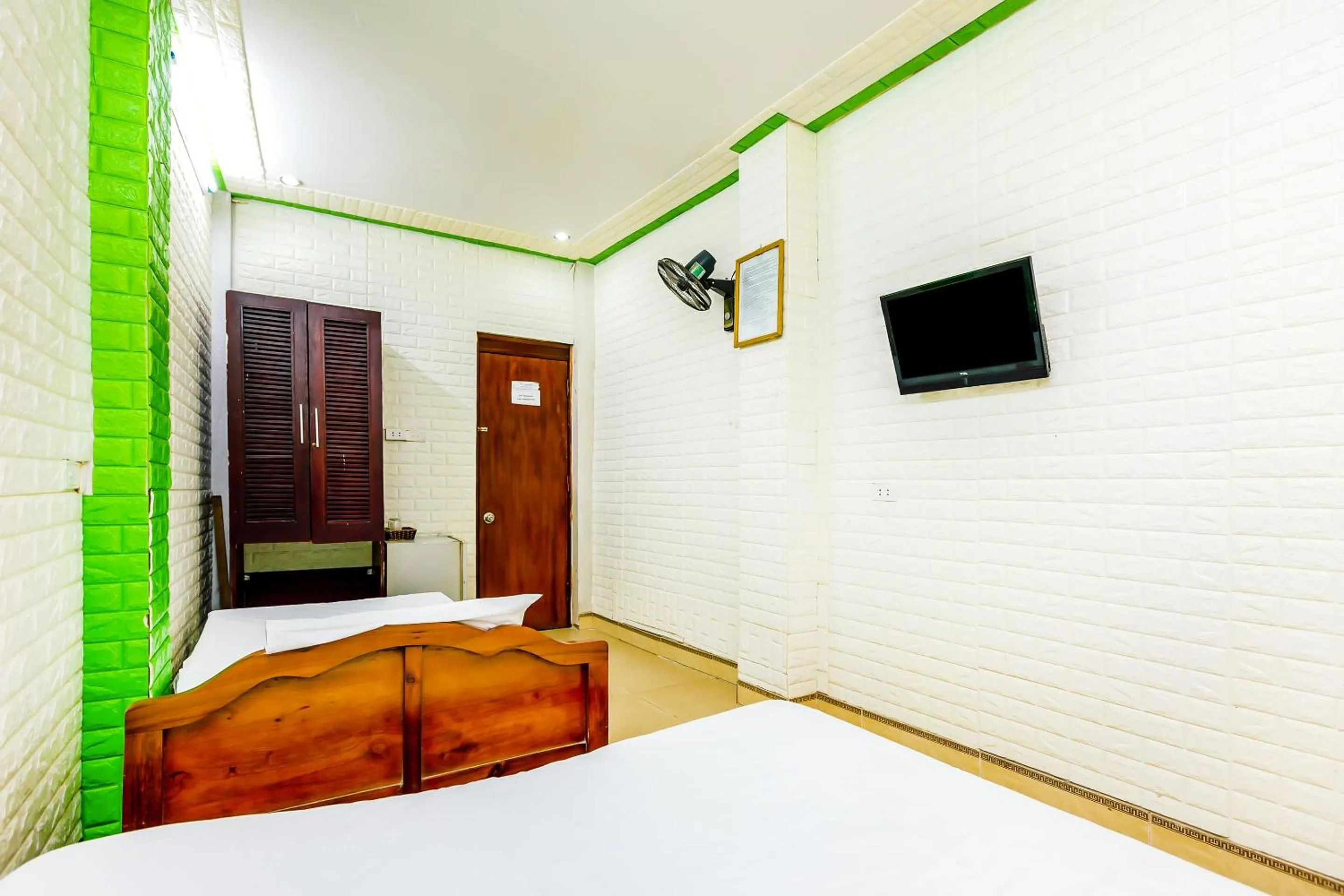 Bedroom, Bed in OYO 604 Queen Hotel spot-on