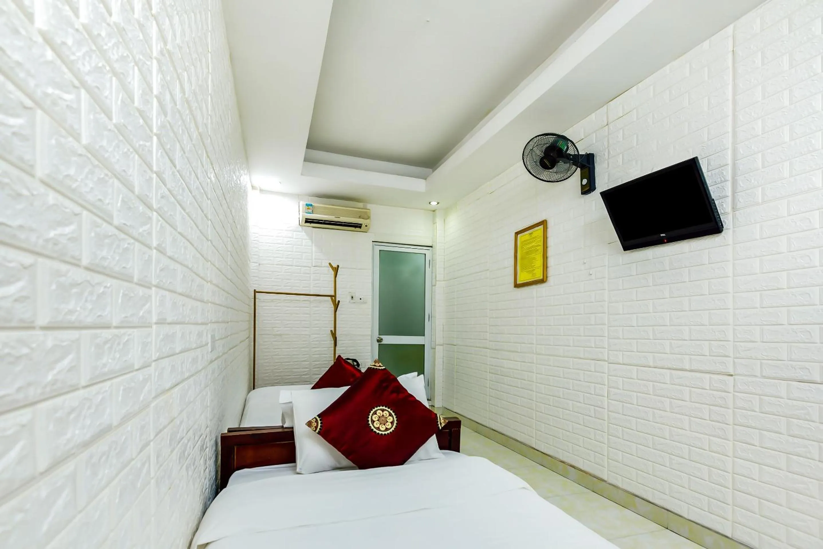 Bedroom, Bed in OYO 604 Queen Hotel spot-on