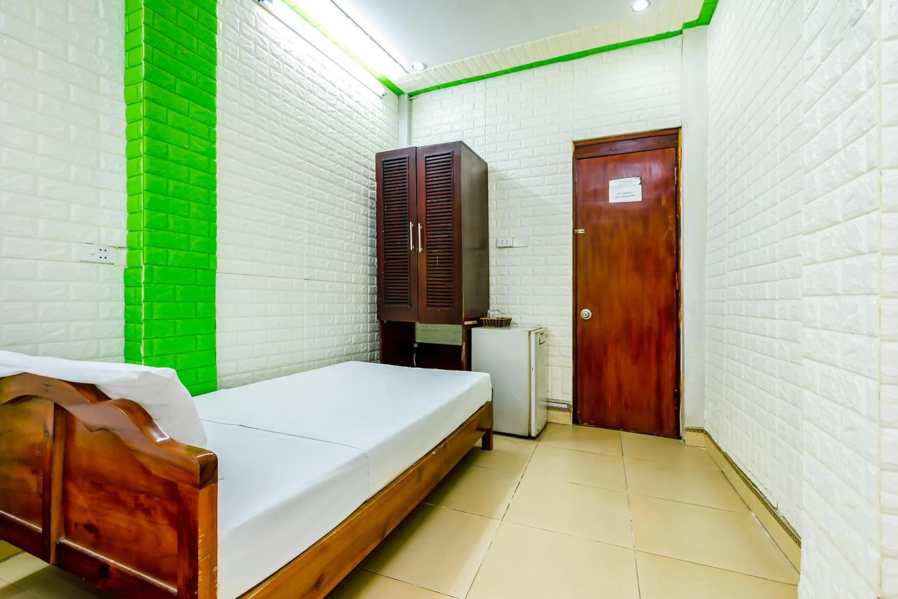 Bedroom, Bed in OYO 604 Queen Hotel spot-on