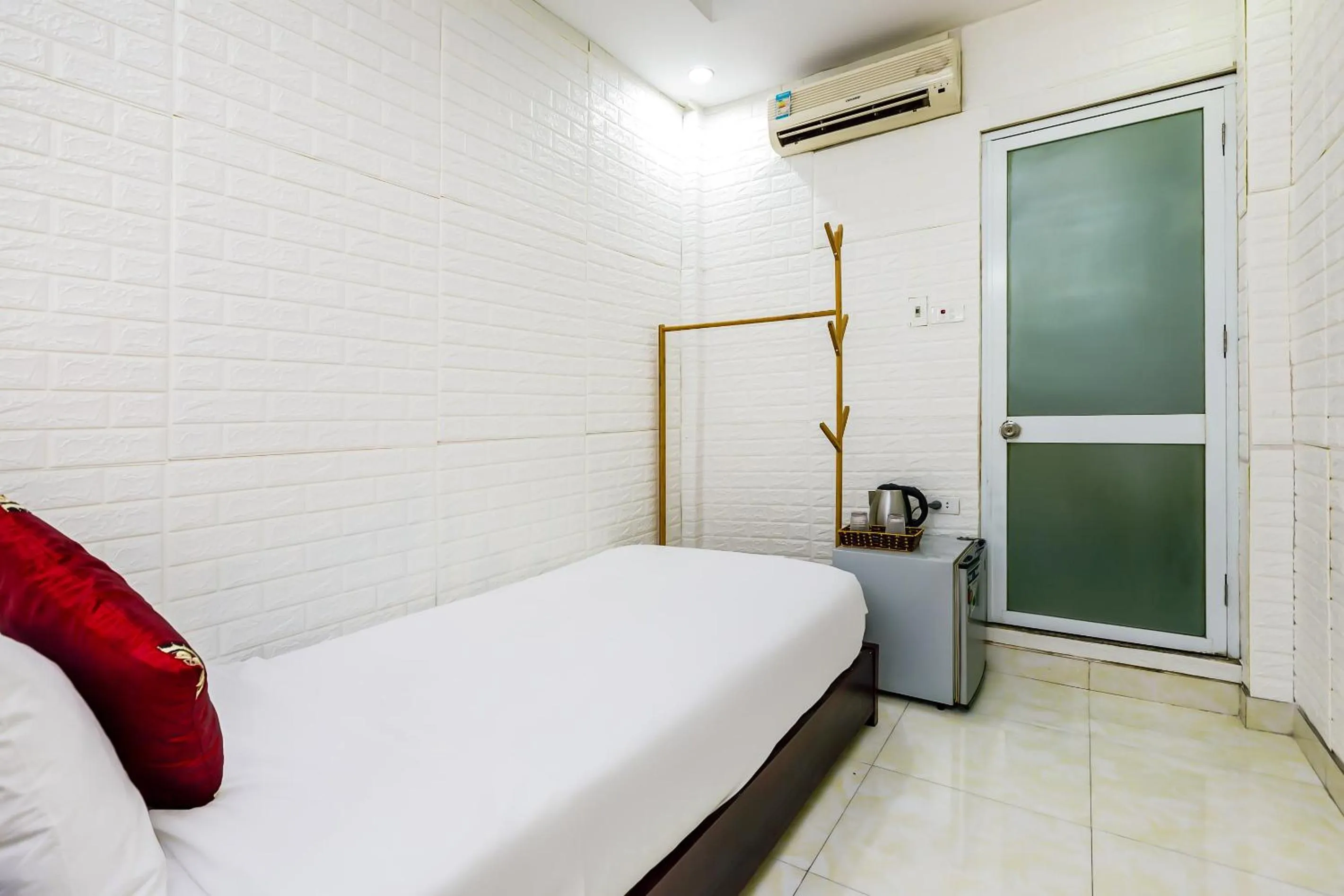 Bedroom, Bed in OYO 604 Queen Hotel spot-on