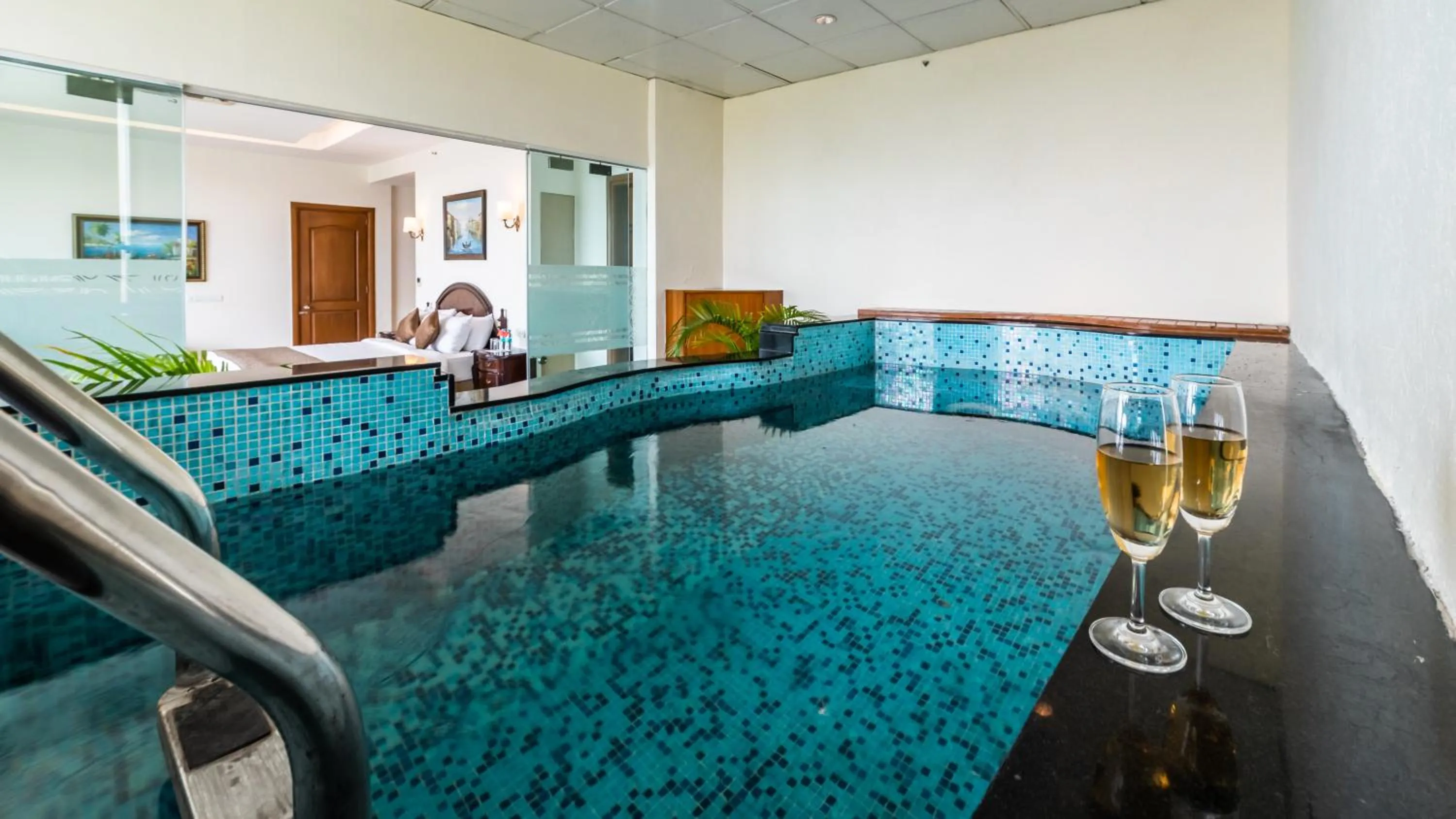 Pool Suite with indoor Plunge Pool, Balcony with Mountain View - single occupancy in Welcomhotel by ITC Hotels, Bella Vista, Panchkula - Chandigarh