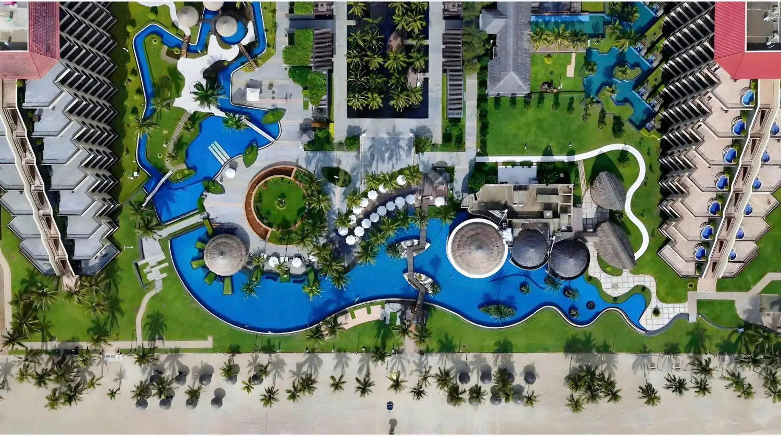 Swimming pool in Crowne Plaza Danang Hotel & Resort Swimming pool in Crowne Plaza Danang Hotel & Resort