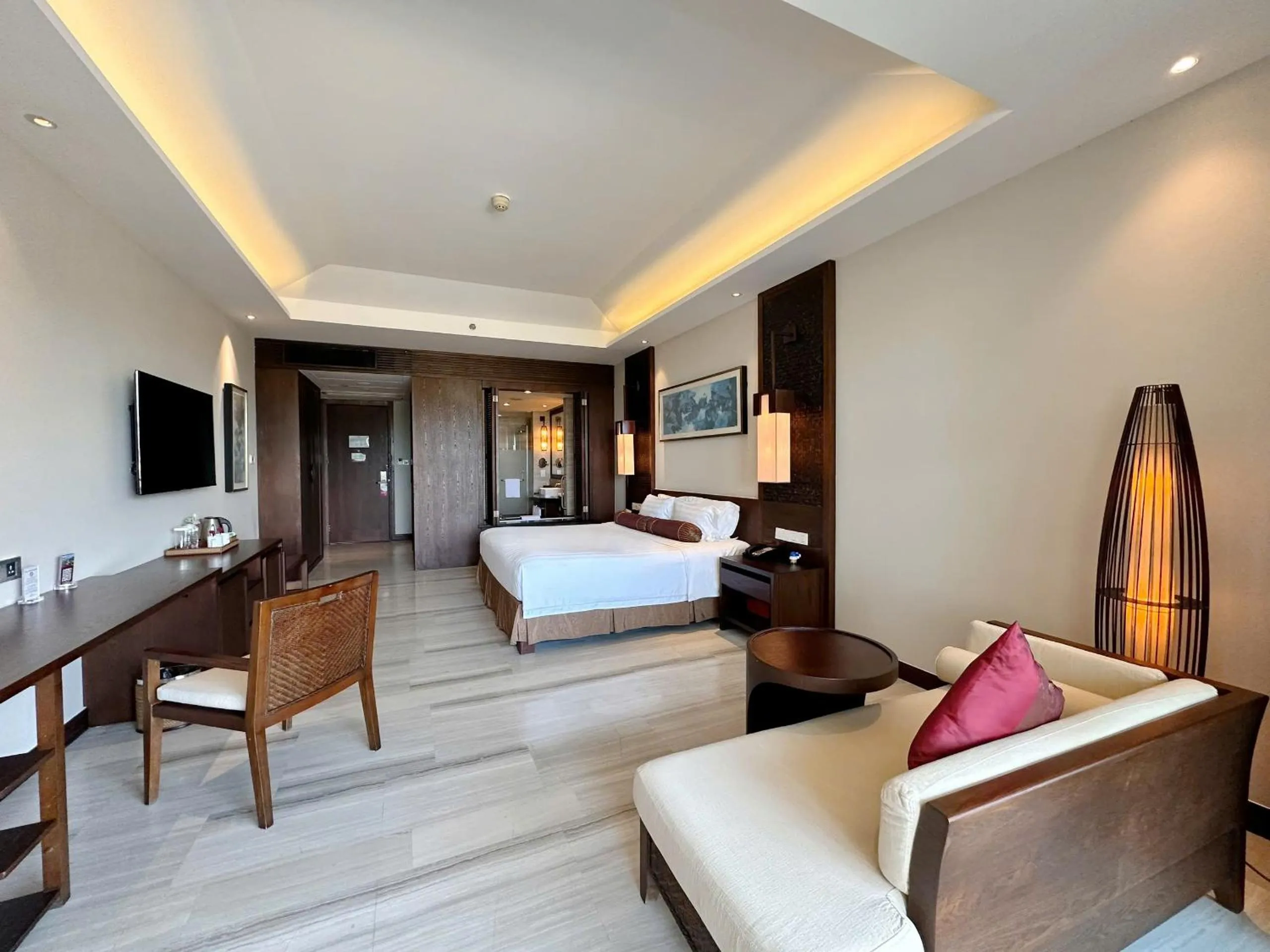 Photo of the whole room, Bed in Crowne Plaza Danang Hotel & Resort