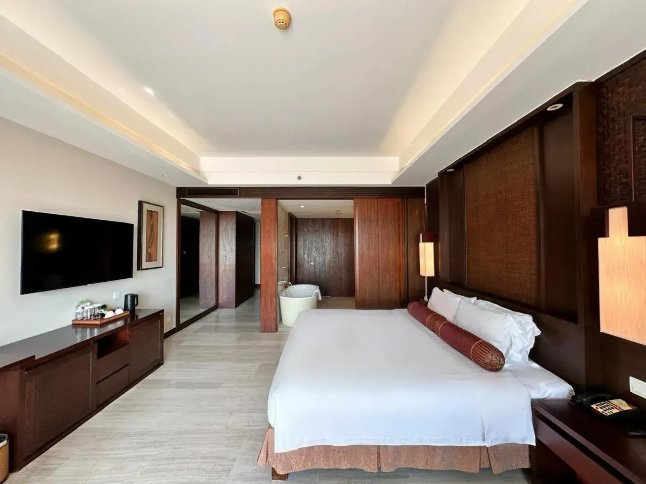 Bed in Crowne Plaza Danang Hotel & Resort Bed in Crowne Plaza Danang Hotel & Resort