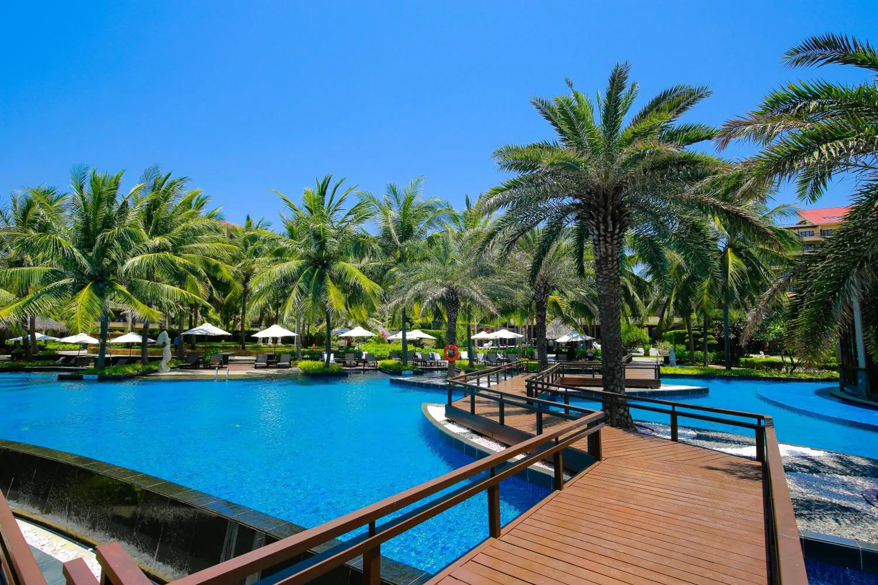 Swimming pool in Crowne Plaza Danang Hotel & Resort Swimming pool in Crowne Plaza Danang Hotel & Resort