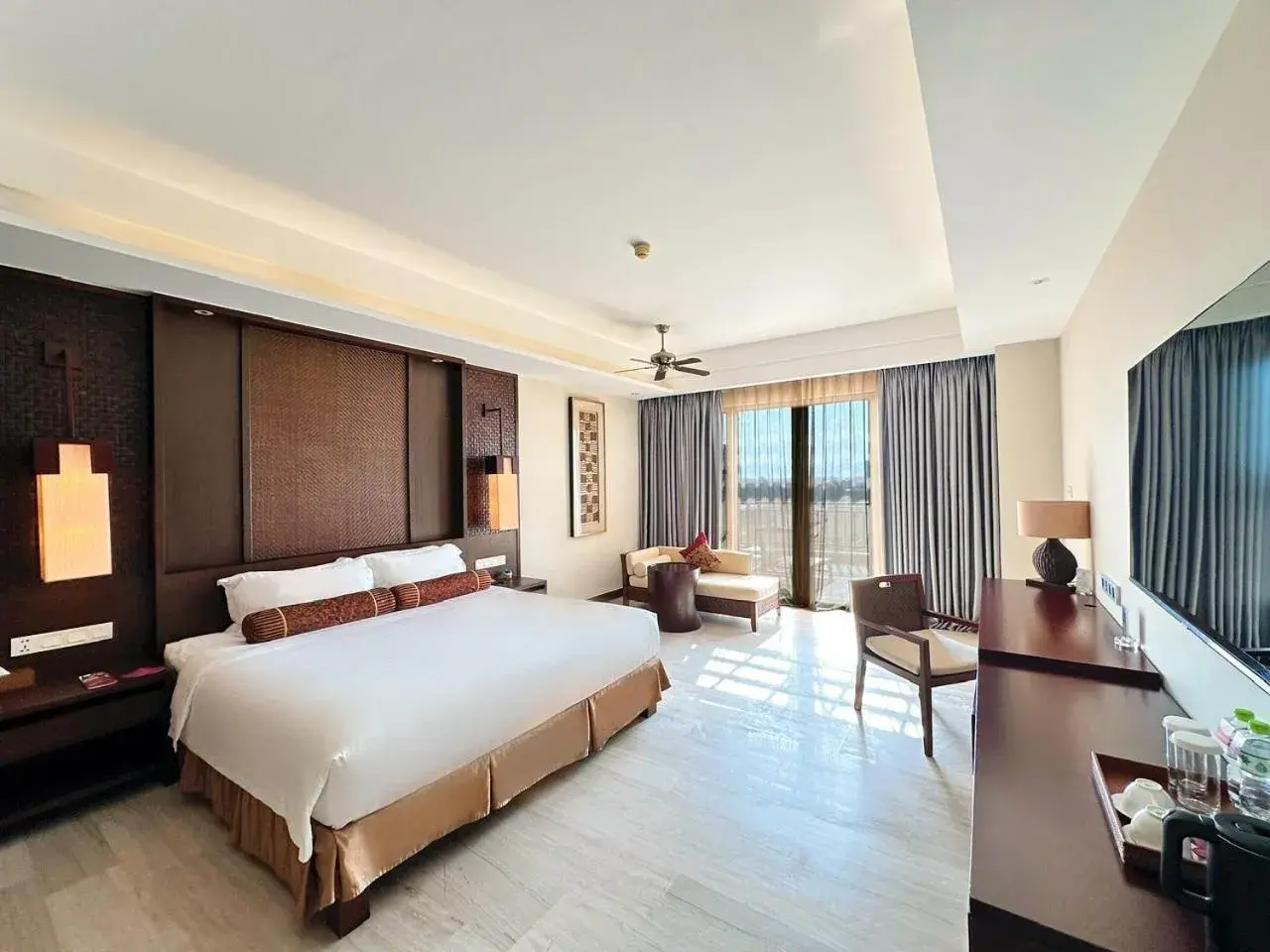 Premier City View Double Room with Balcony and Bathtub in Crowne Plaza Danang Hotel & Resort Premier City View Double Room with Balcony and Bathtub in Crowne Plaza Danang Hotel & Resort