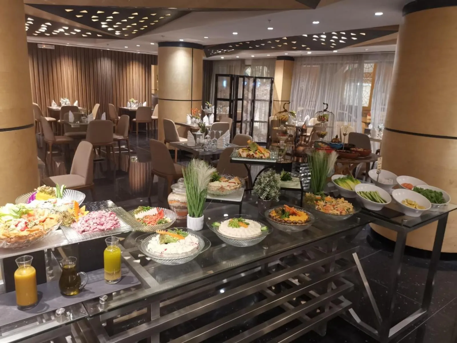 Restaurant/places to eat in Grand Plaza Hotel - Takhasosi Riyadh