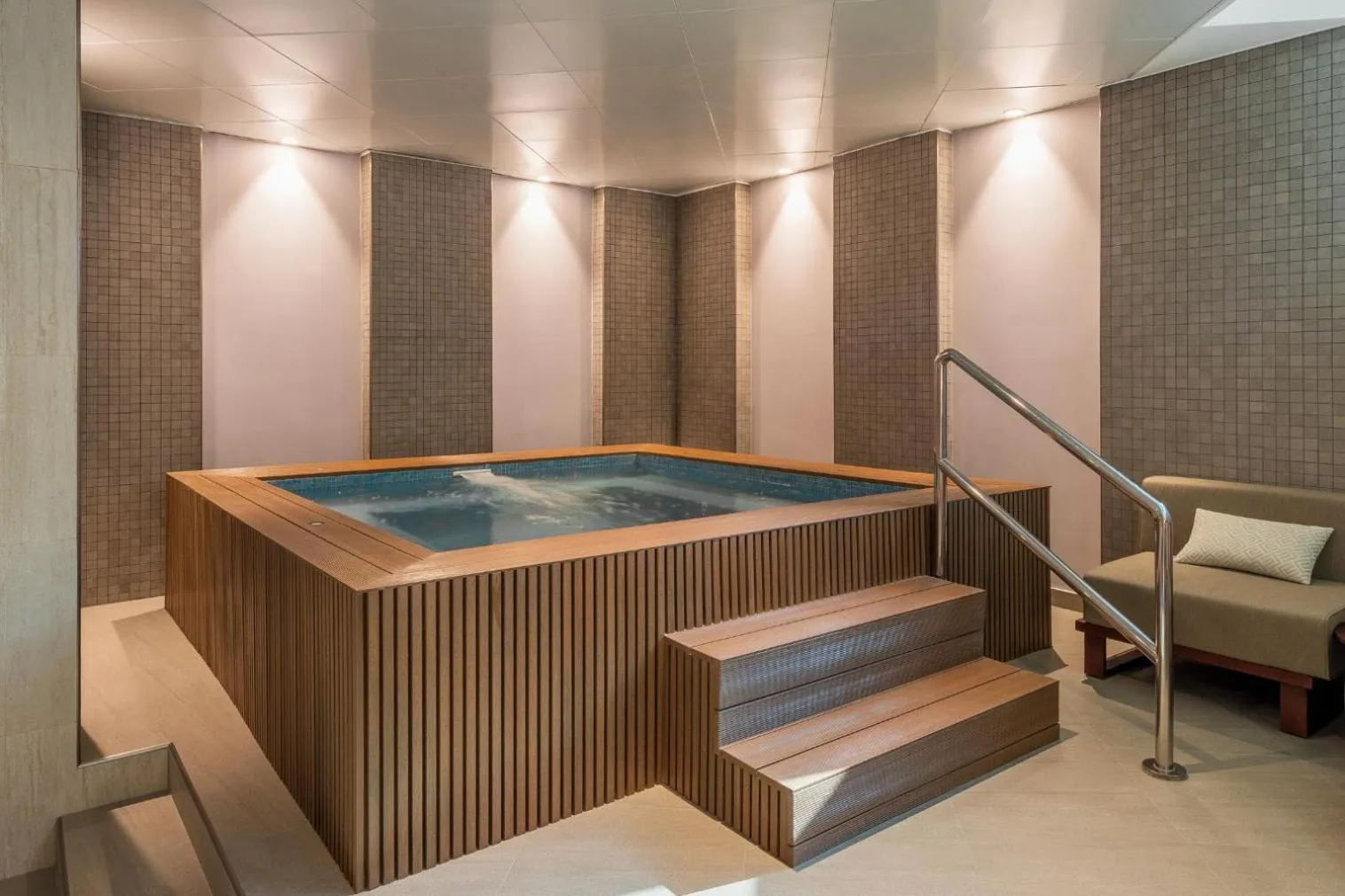 Swimming pool in Jumeirah Creekside Dubai