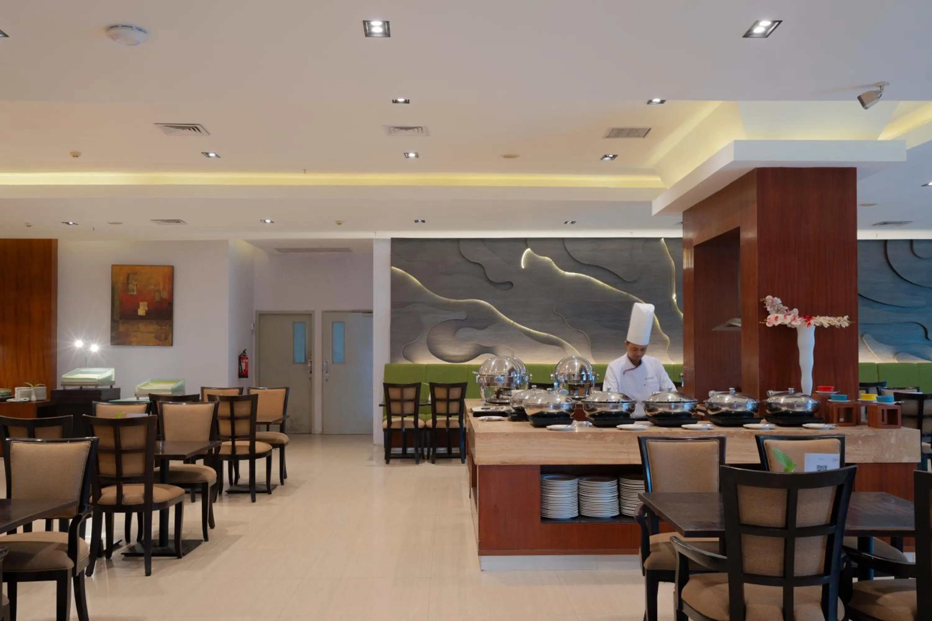 Restaurant/Places to Eat in Hotel Santika Jemursari