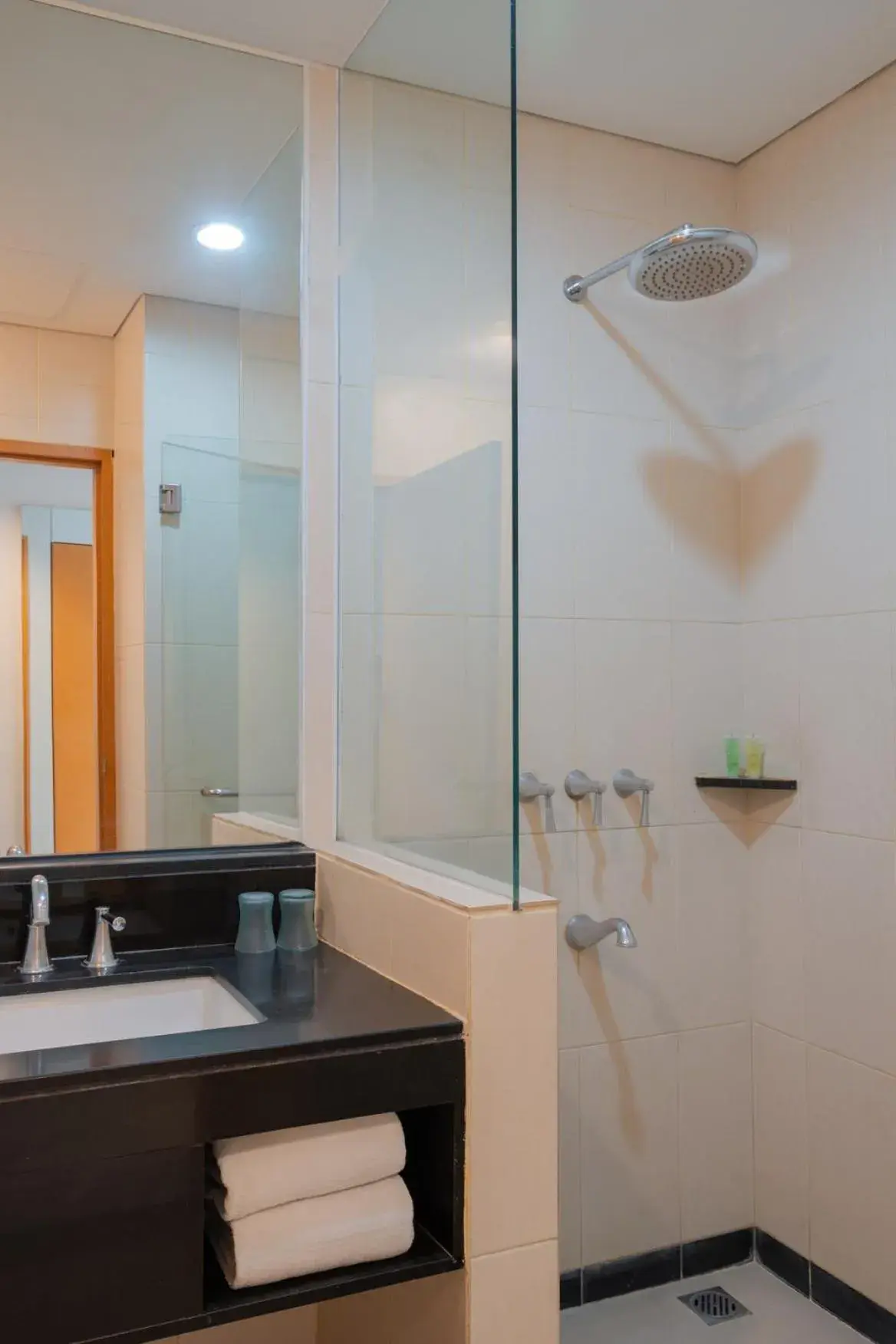 Shower, Bathroom in Hotel Santika Jemursari