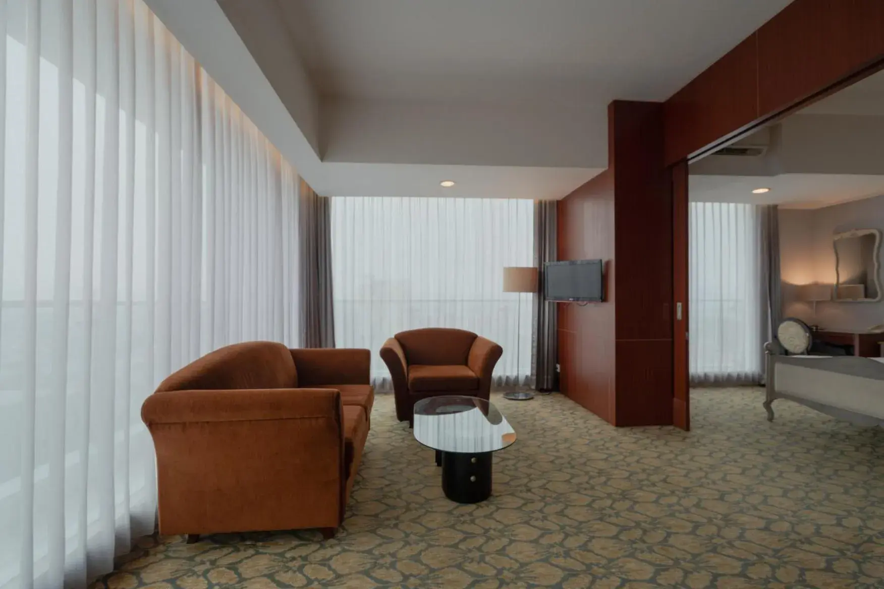 Bed, Seating Area in Hotel Santika Jemursari