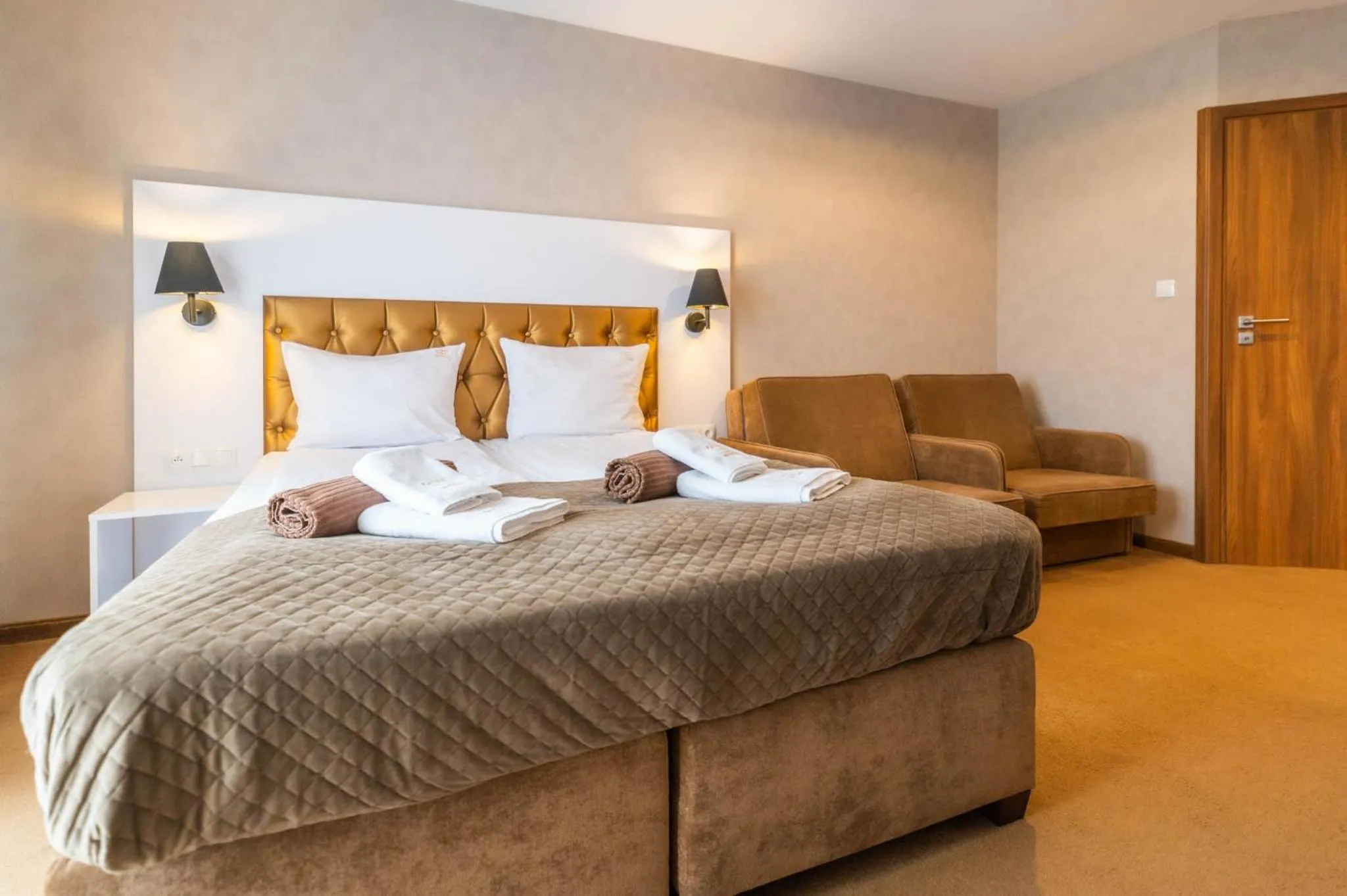 Photo of the whole room, Bed in Amber Park Spa