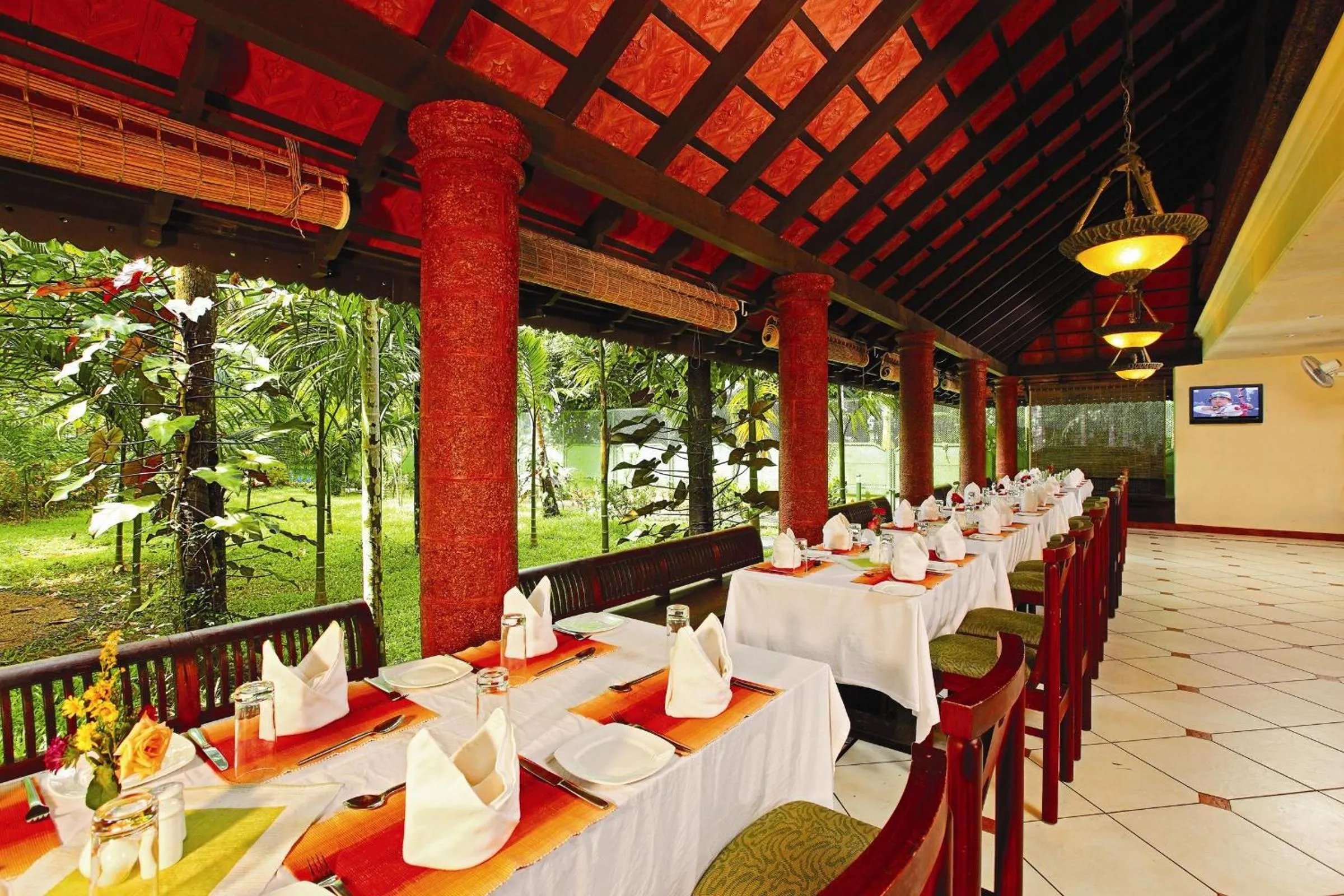 Restaurant/places to eat in Emarald Resort