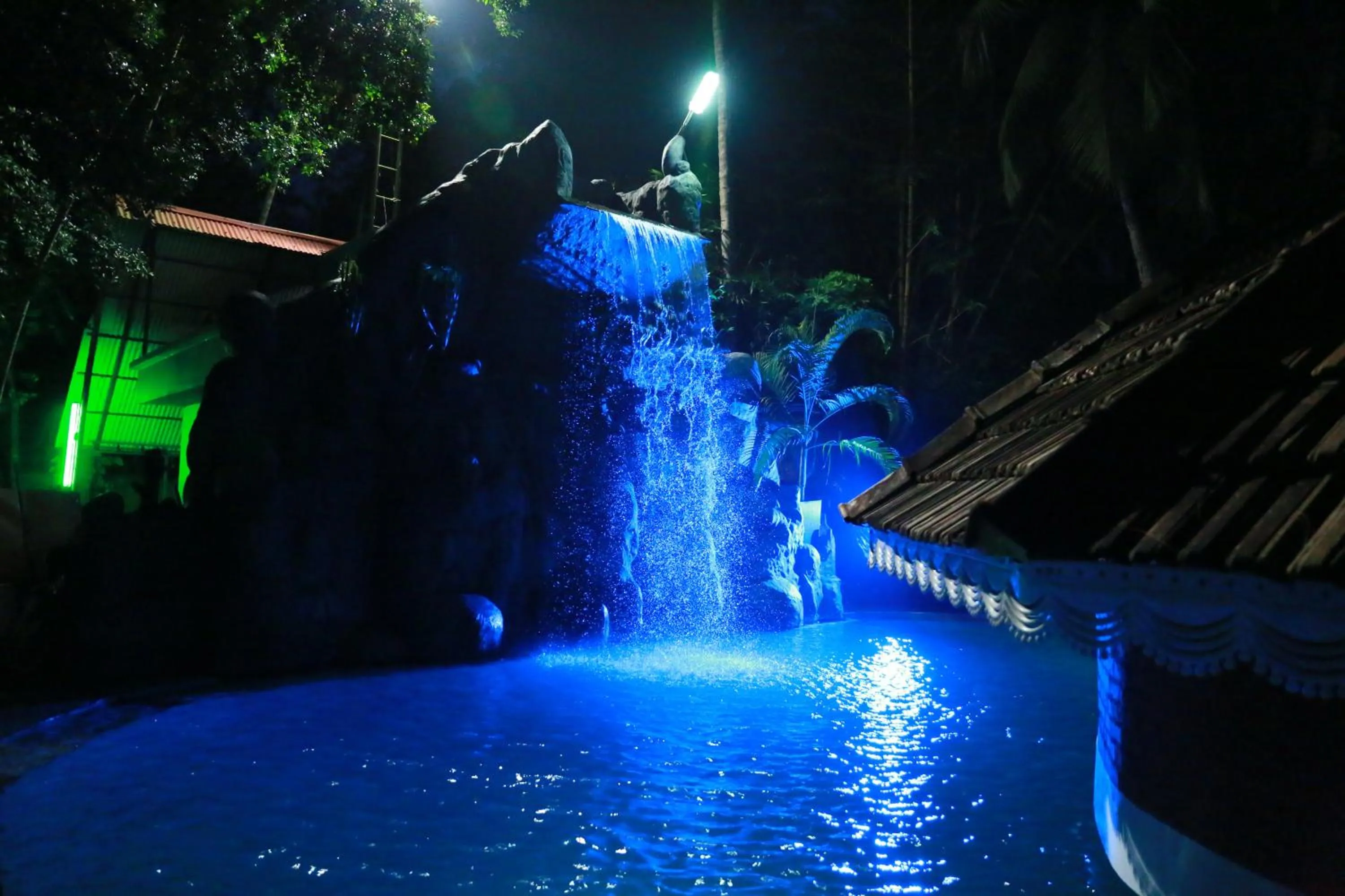 Swimming pool in Emarald Resort