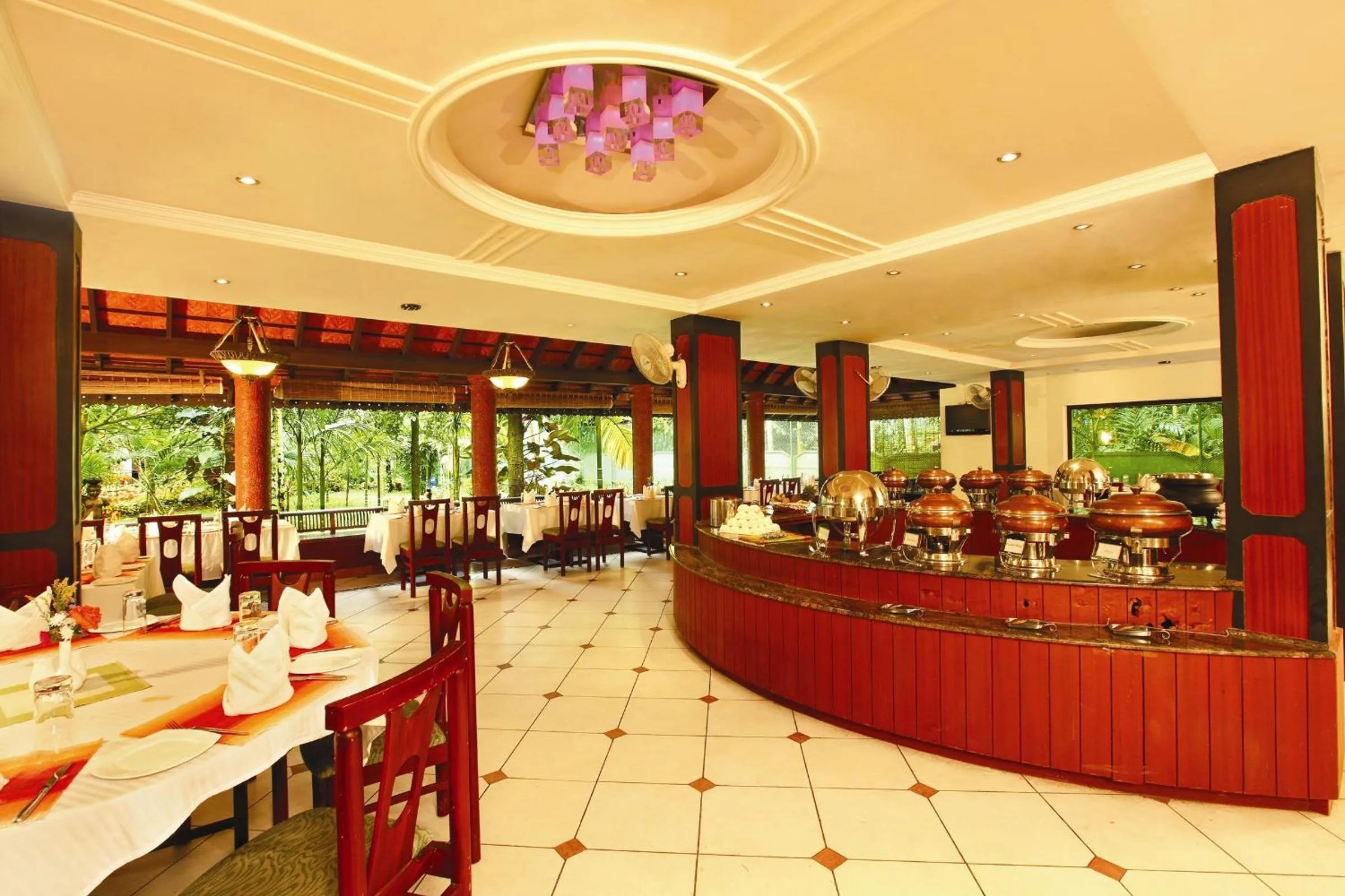 Restaurant/places to eat in Emarald Resort