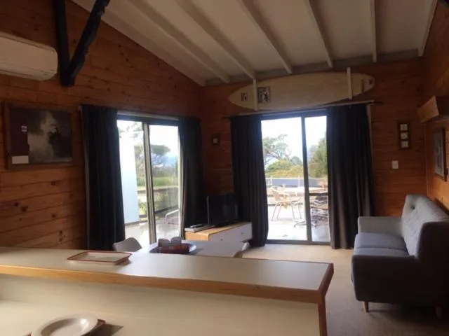 Living room, Bed in Bicheno by the Bay