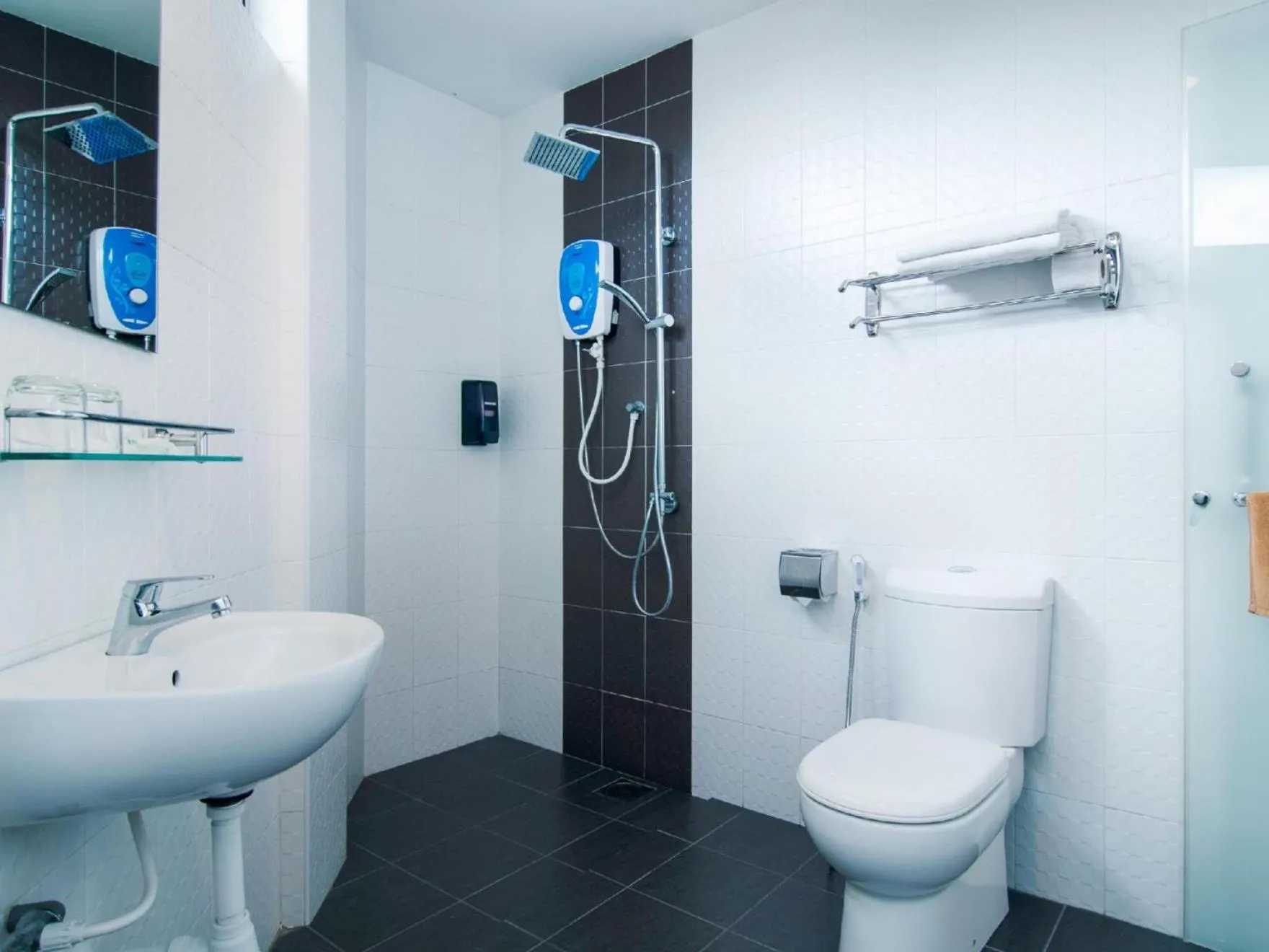 Shower in Eight Days Boutique Hotel - Mount Austin