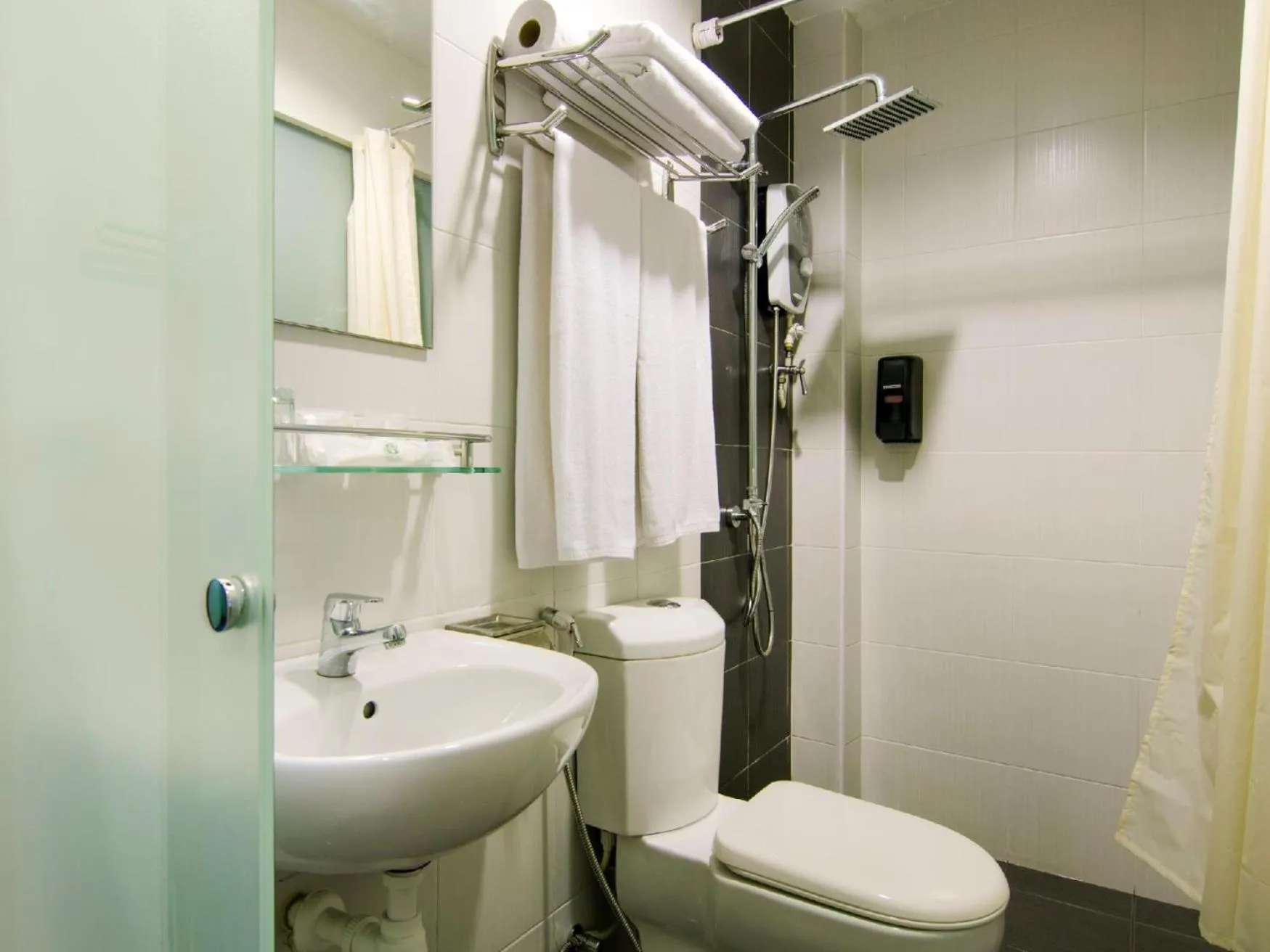 Shower in Eight Days Boutique Hotel - Mount Austin