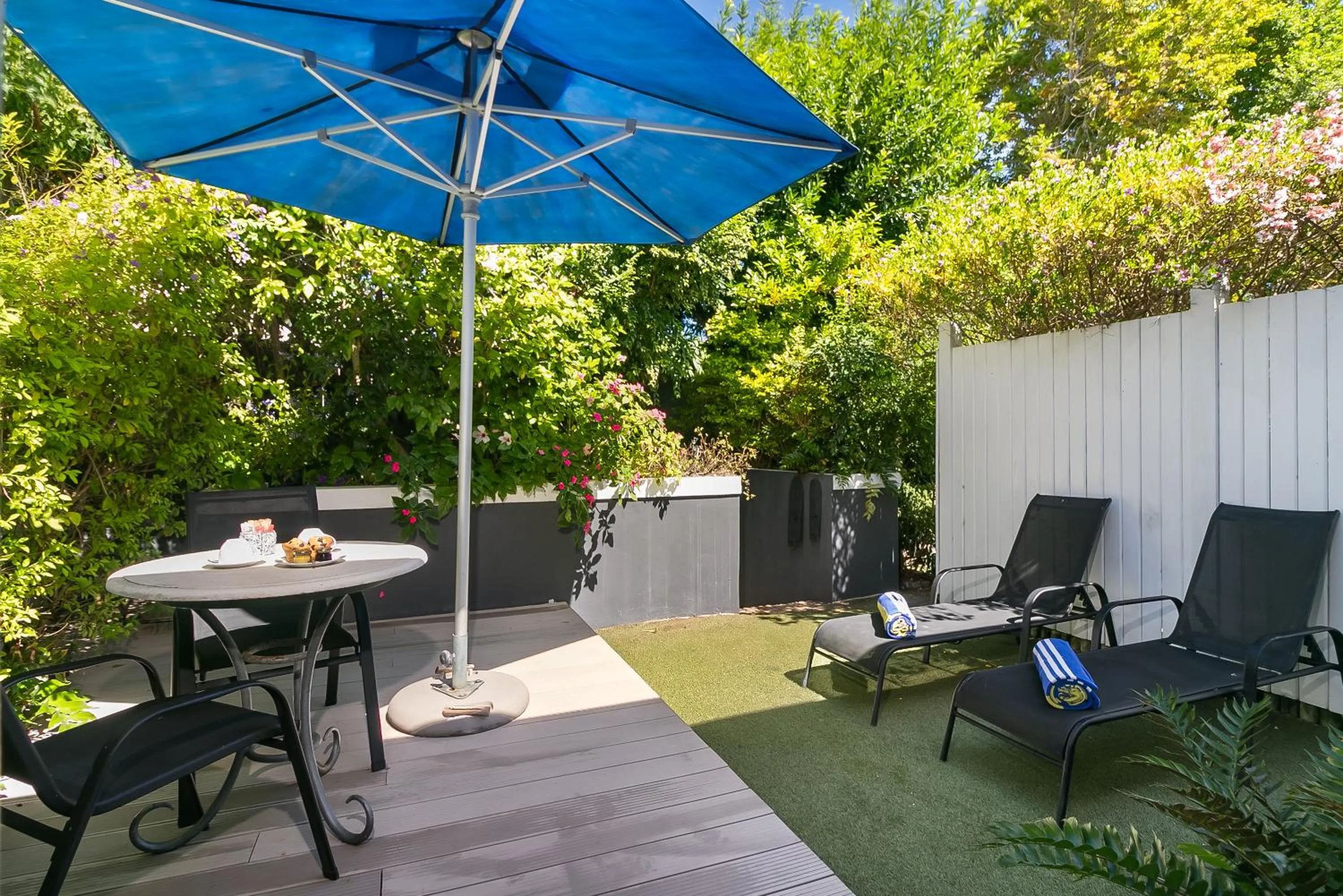 Patio in One on Bollard