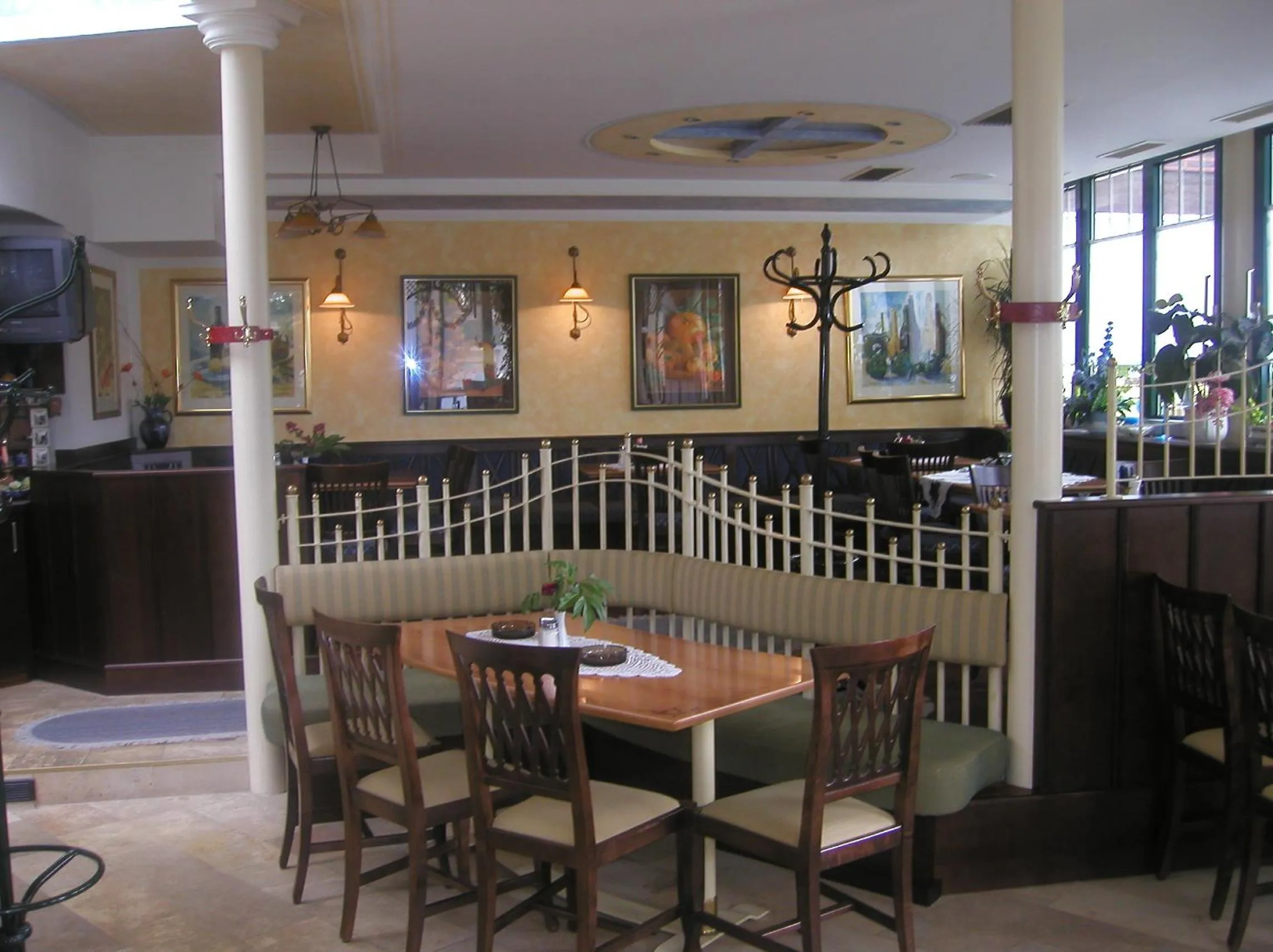 Restaurant/places to eat in Parkhotel Neubauer