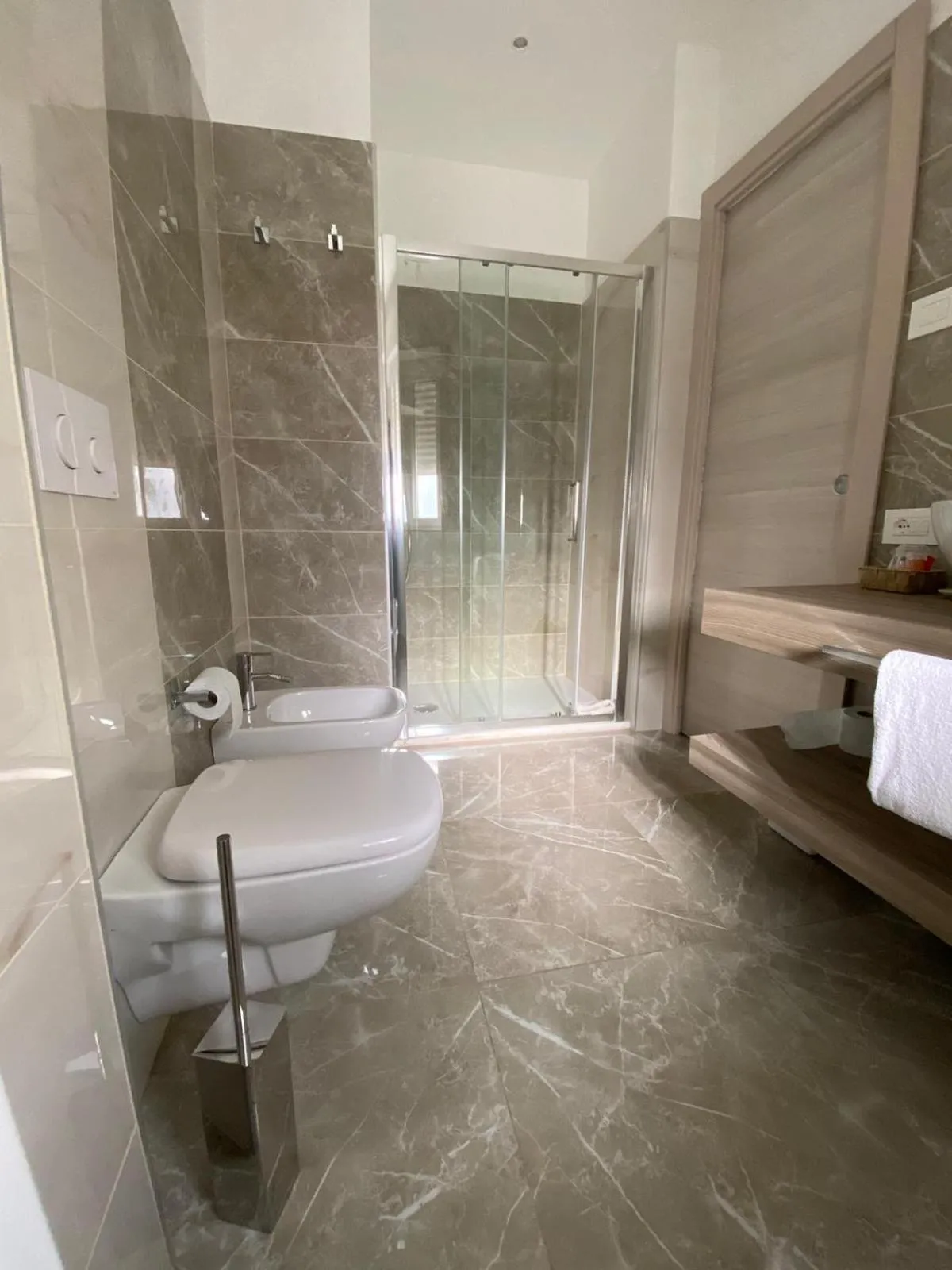 Shower in Hotel Victoria