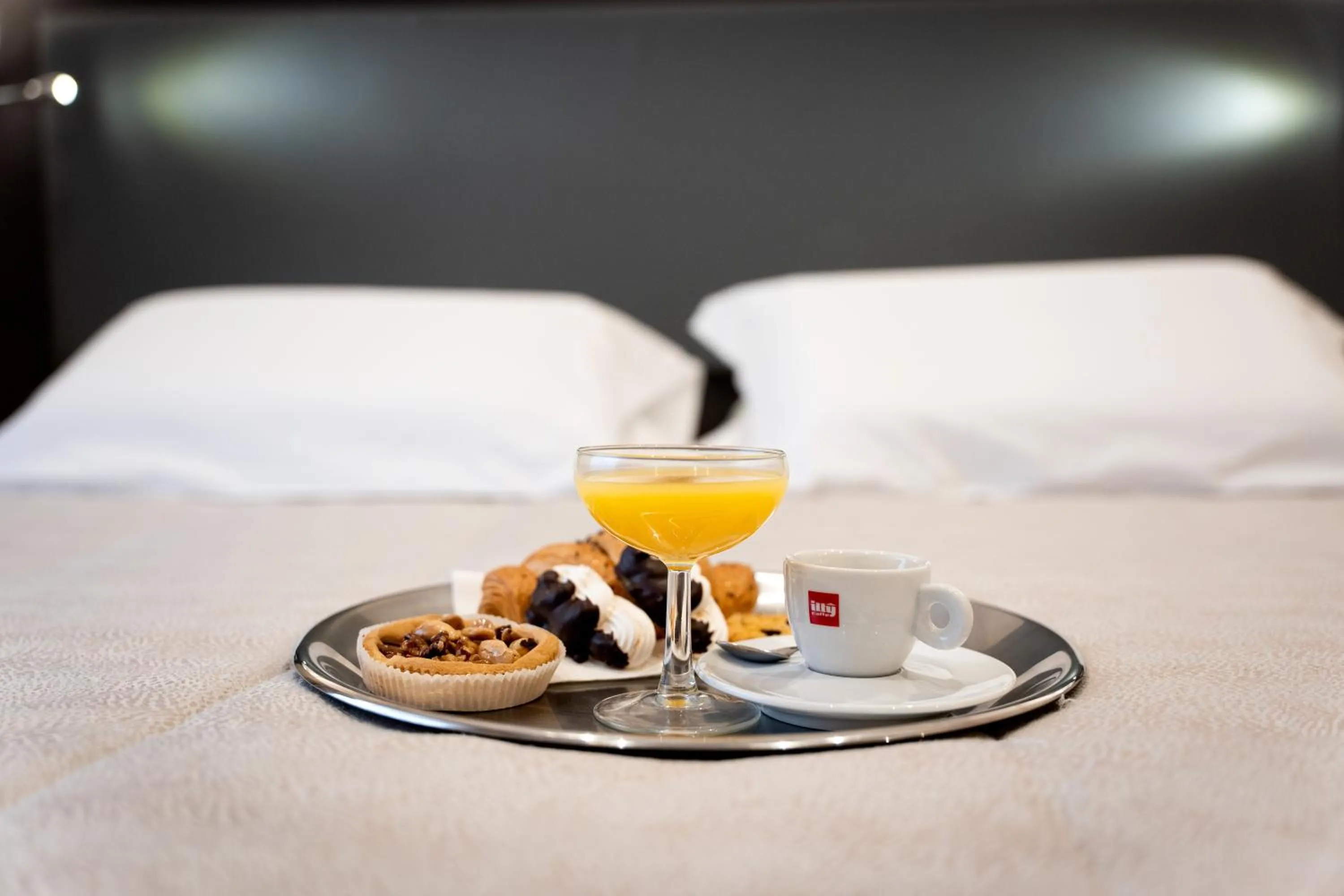 Breakfast, Bed in Hotel Victoria